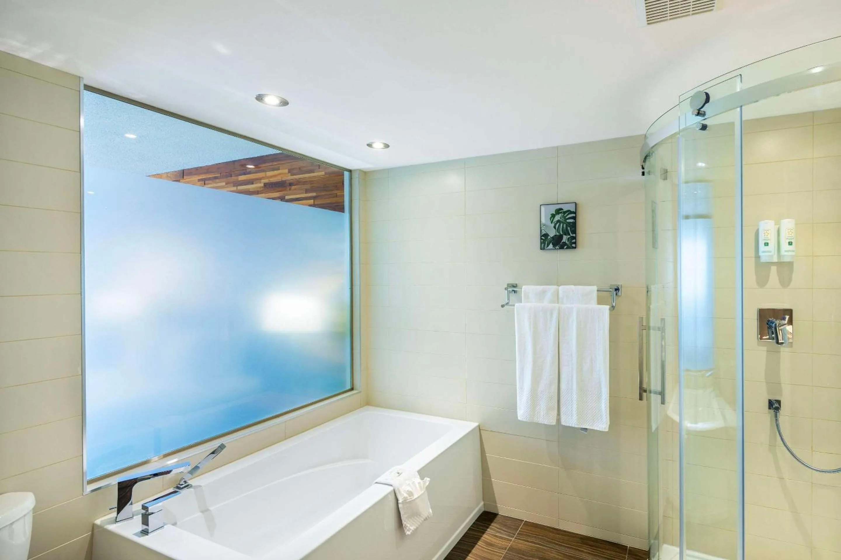 Bedroom in Quality Inn Rouyn-Noranda