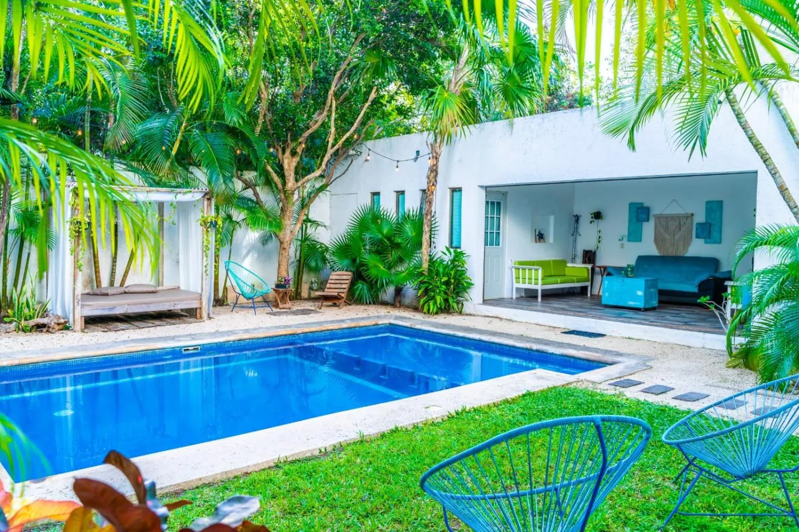Swimming pool in Casa Borush by Ecoplaneta