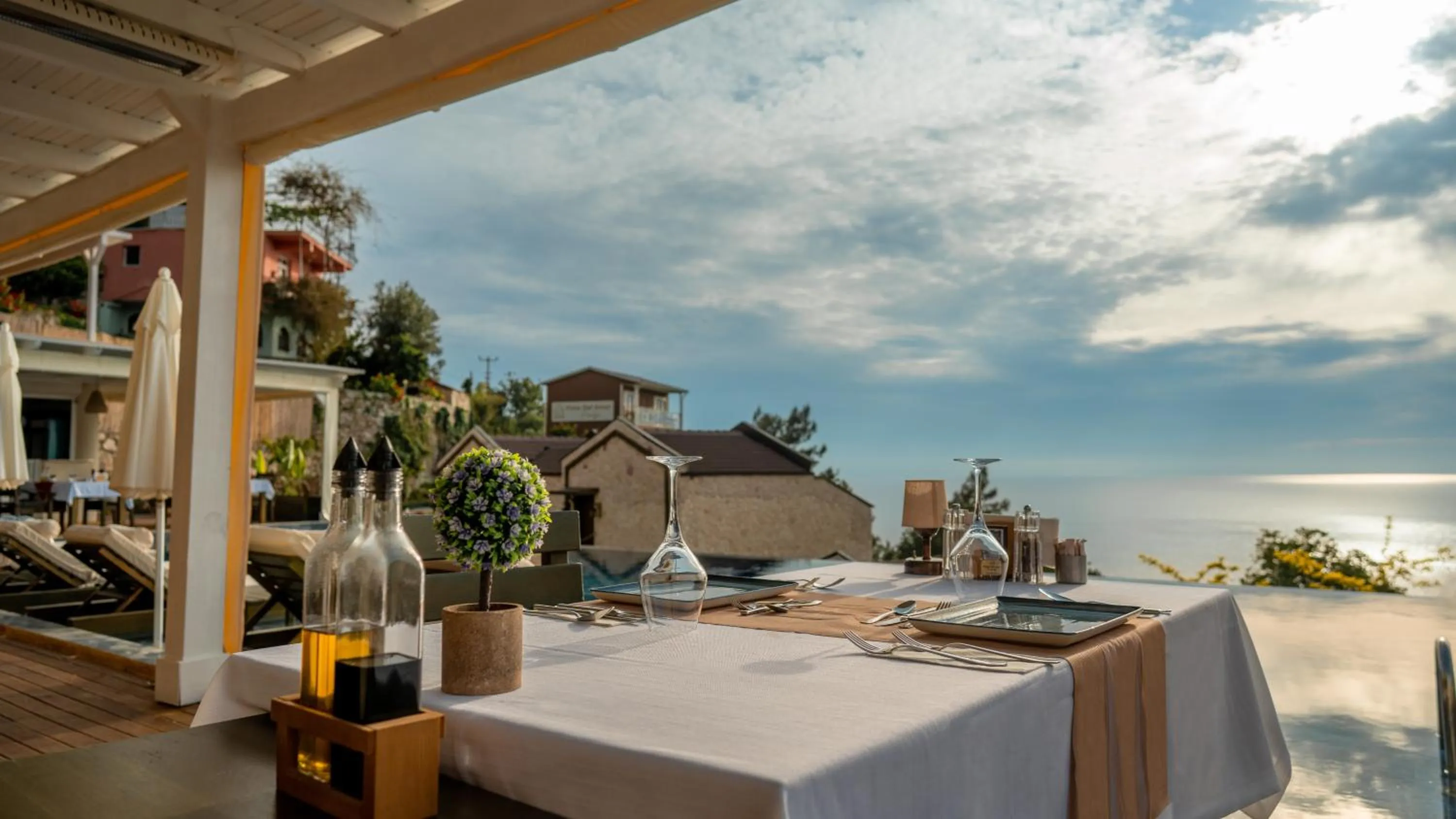 Food and drinks in Vista Del Amor Faralya