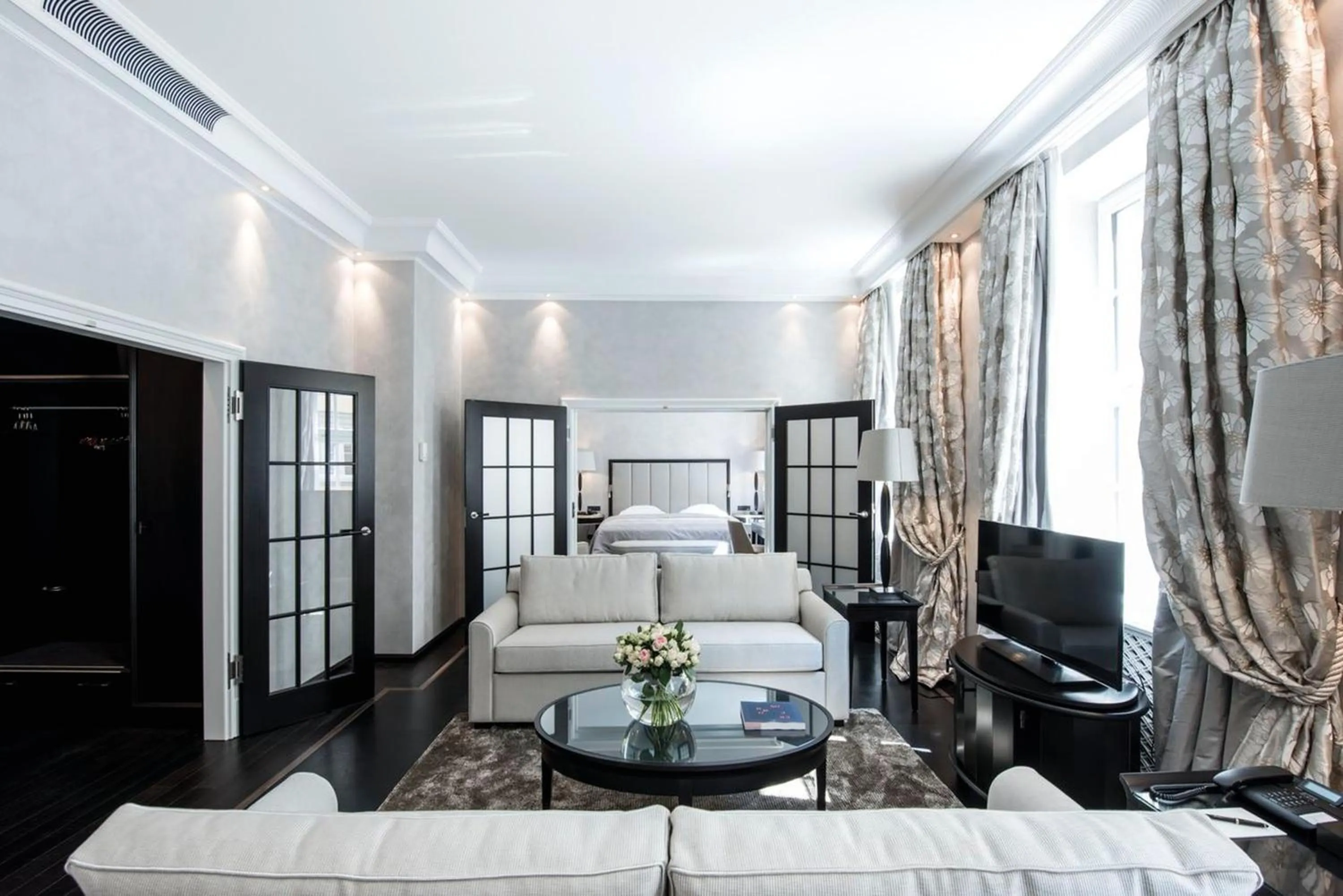 TV and multimedia, Bed in Hotel Bayerischer Hof