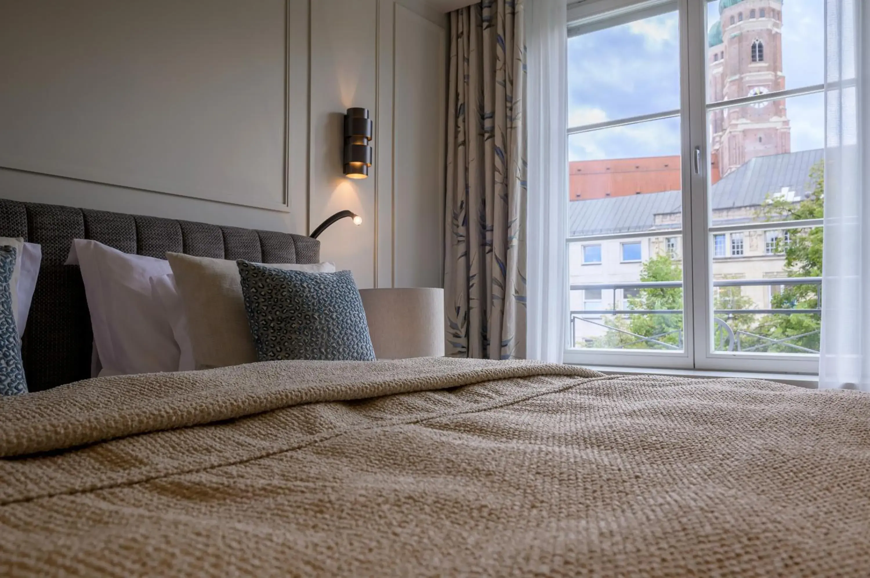 Standard Double Room in Hotel Bayerischer Hof Standard Double Room in Hotel Bayerischer Hof