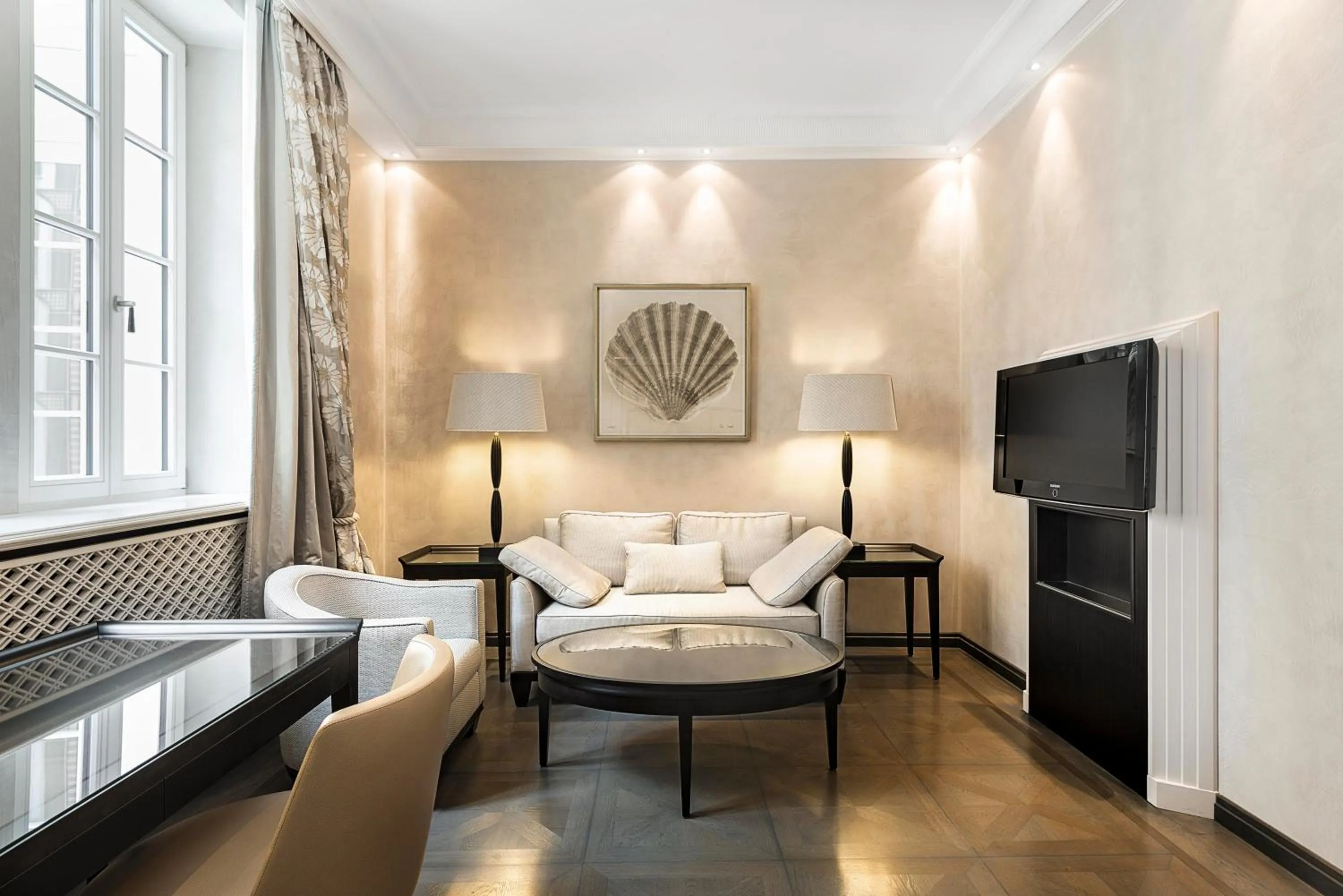 Living room, Bed in Hotel Bayerischer Hof