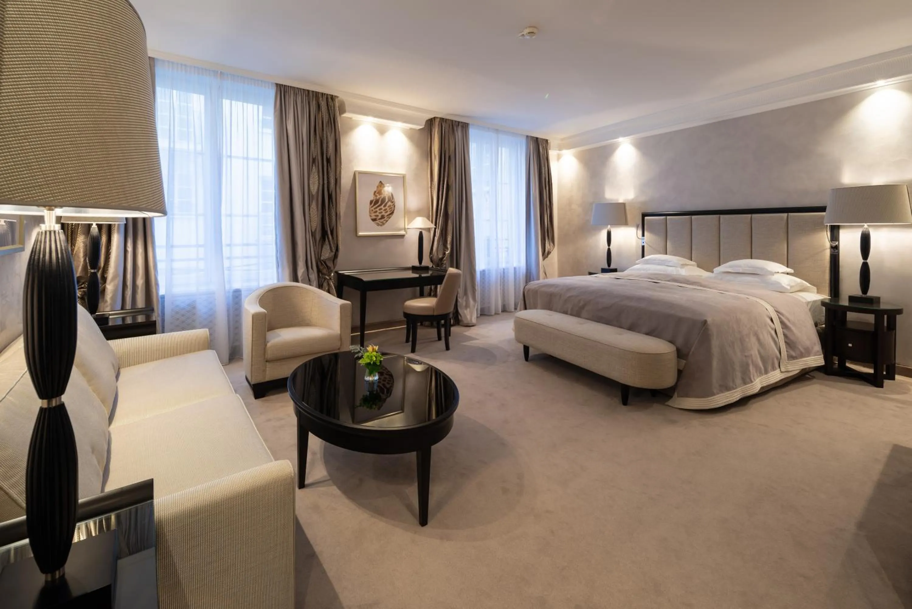 Seating area, Bed in Hotel Bayerischer Hof