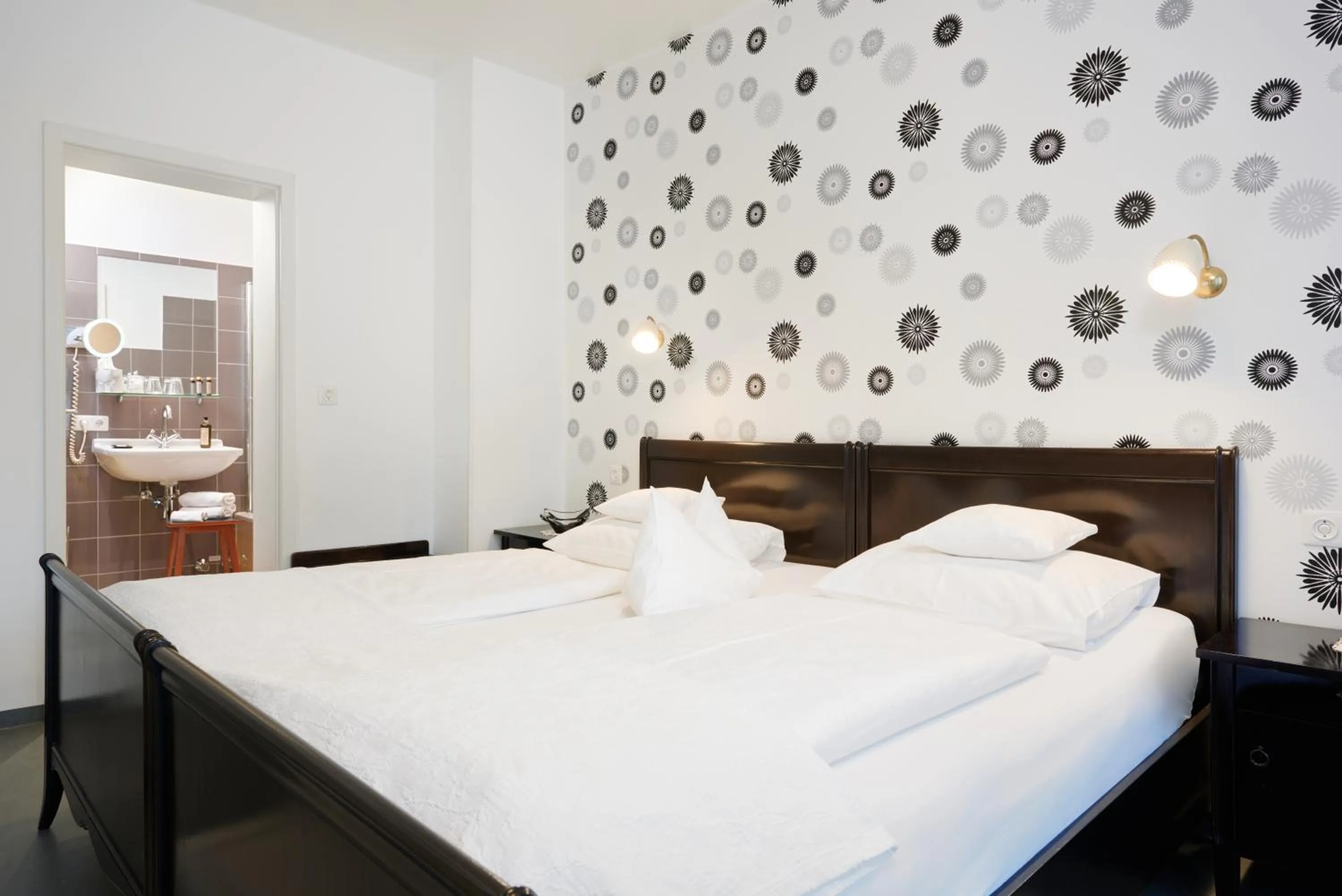 Shower, Bed in Design-Boutique Hotel Vosteen