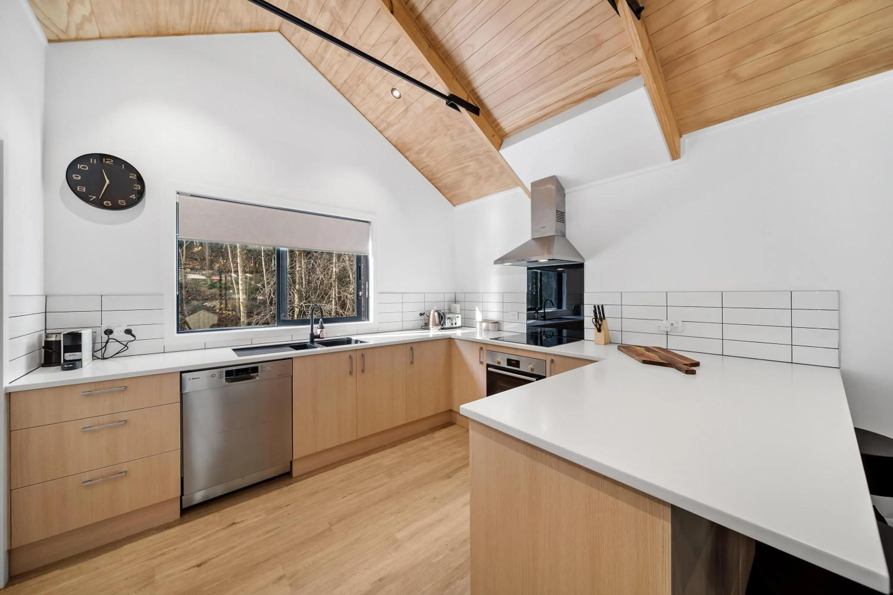 Kitchen or kitchenette in 2 Bed 2 Bathroom Brand New Paradise 8 mins to CBD