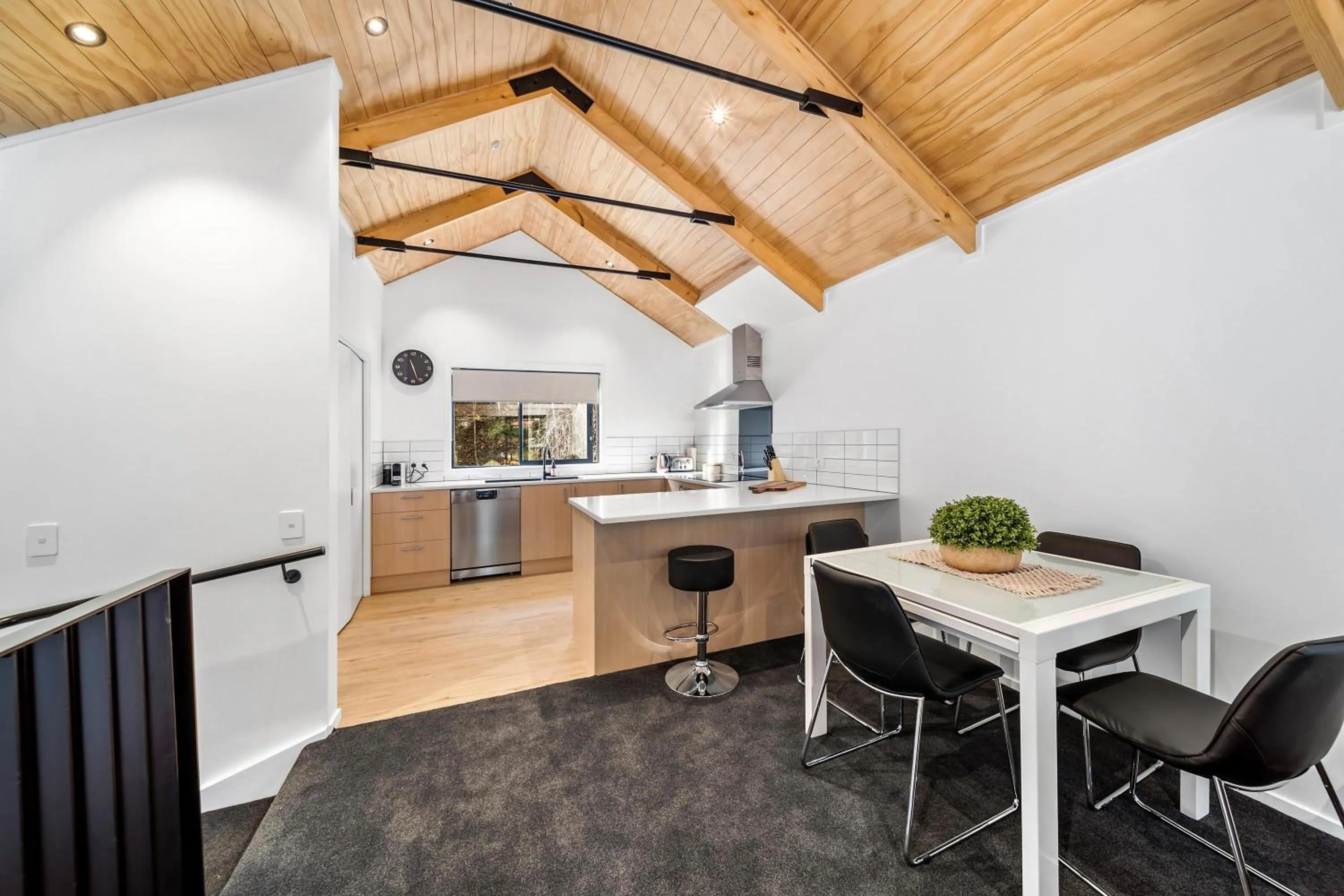 Kitchen or kitchenette in 2 Bed 2 Bathroom Brand New Paradise 8 mins to CBD