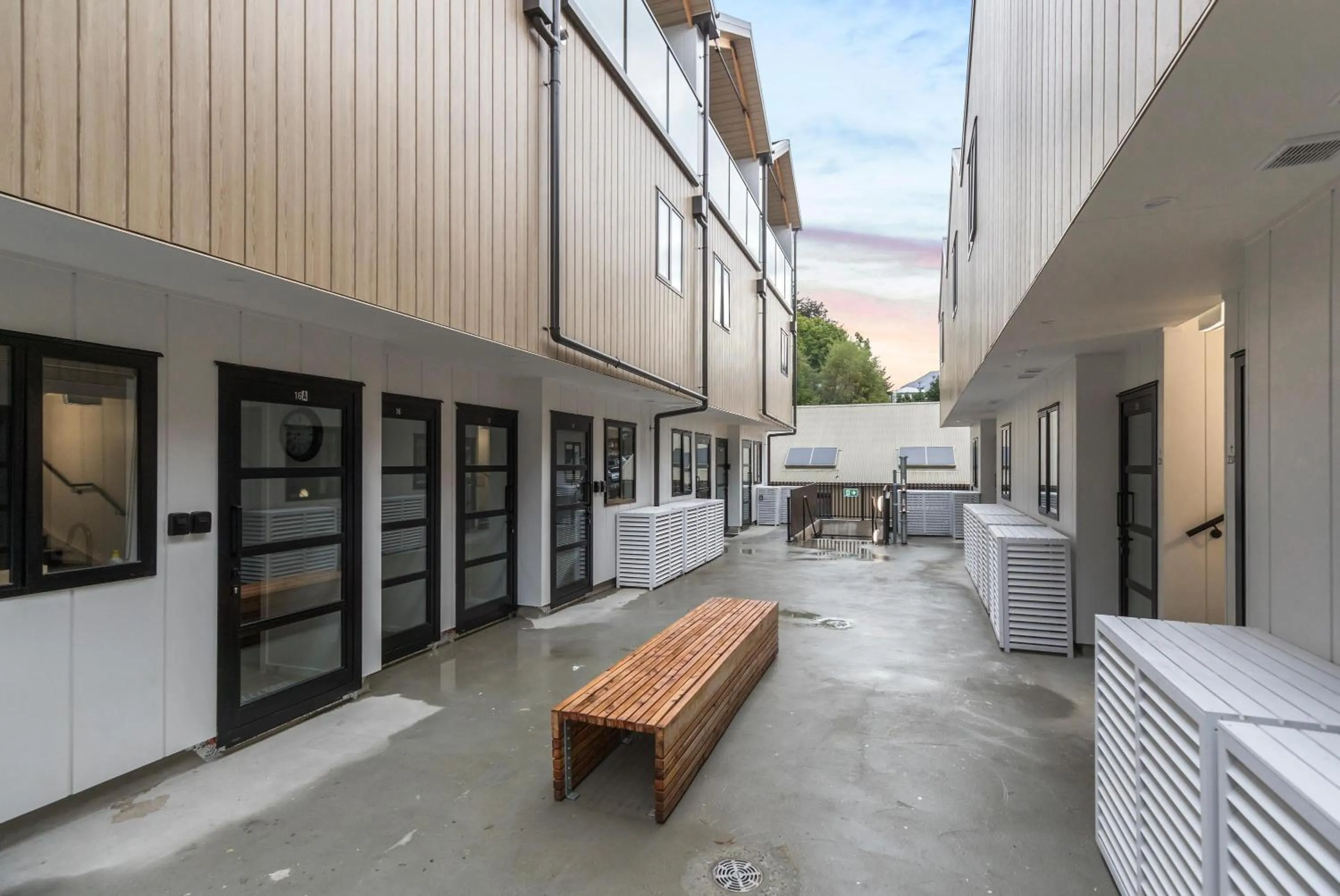 Patio in 2 Bed 2 Bathroom Brand New Paradise 8 mins to CBD