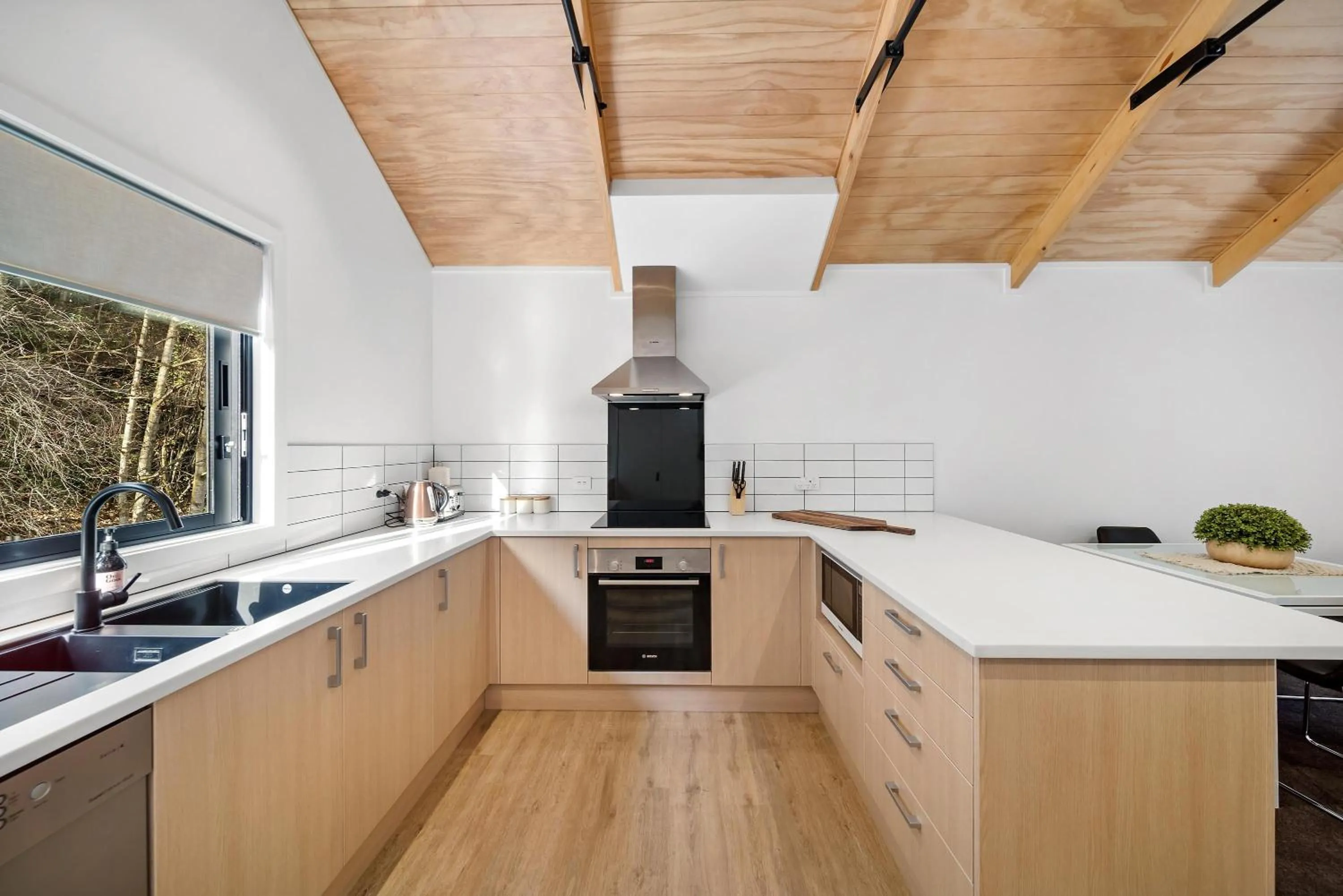 Kitchen or kitchenette in 2 Bed 2 Bathroom Brand New Paradise 8 mins to CBD