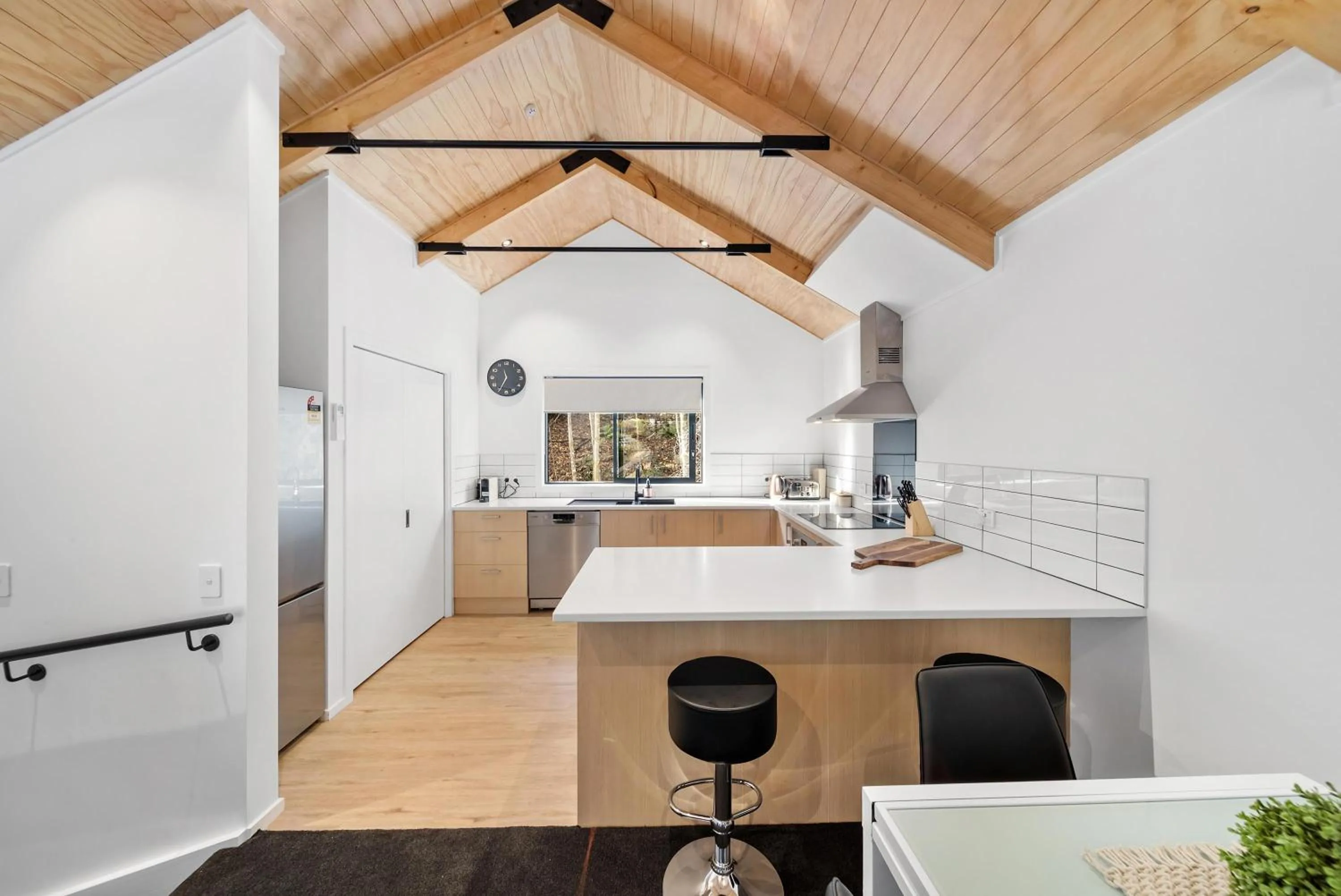 Kitchen or kitchenette in 2 Bed 2 Bathroom Brand New Paradise 8 mins to CBD