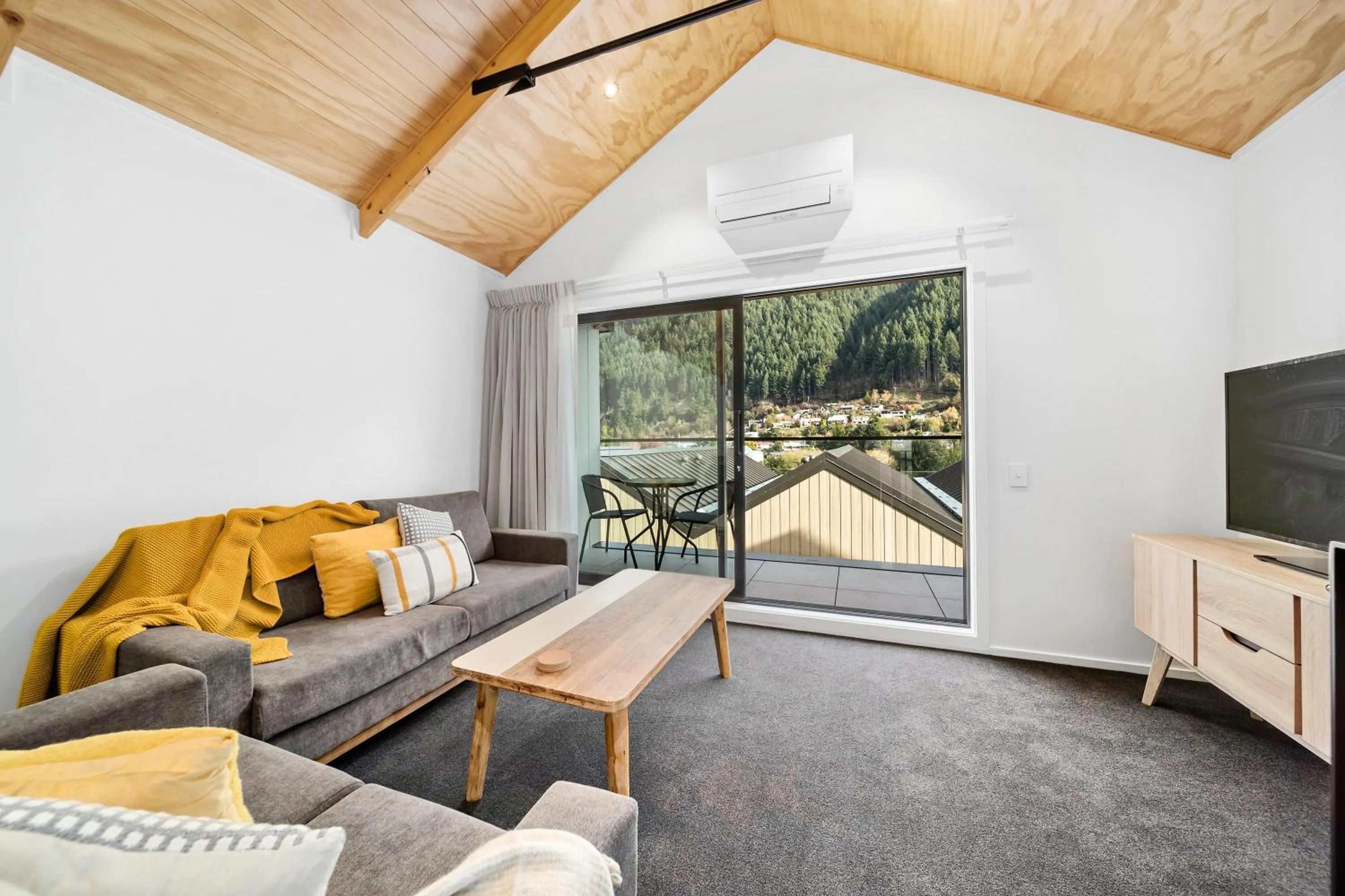 TV and multimedia in 2 Bed 2 Bathroom Brand New Paradise 8 mins to CBD