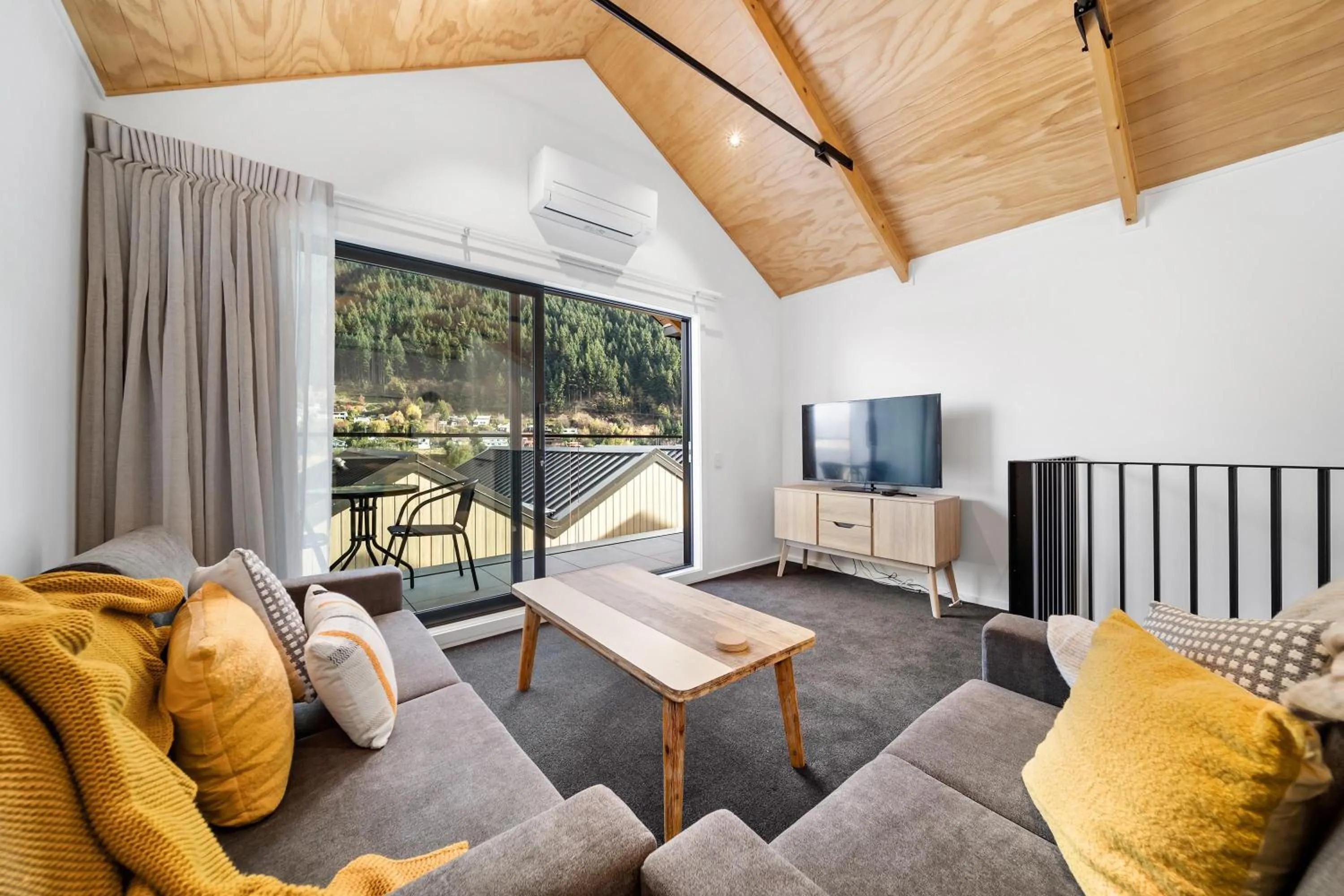 Lounge or bar in 2 Bed 2 Bathroom Brand New Paradise 8 mins to CBD