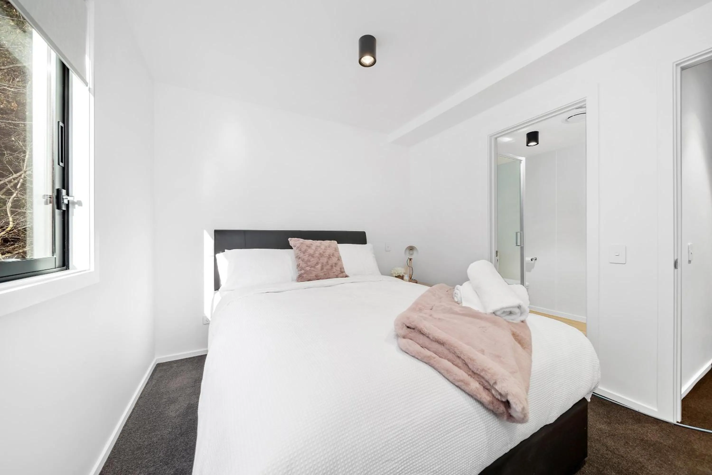 Bed in 2 Bed 2 Bathroom Brand New Paradise 8 mins to CBD
