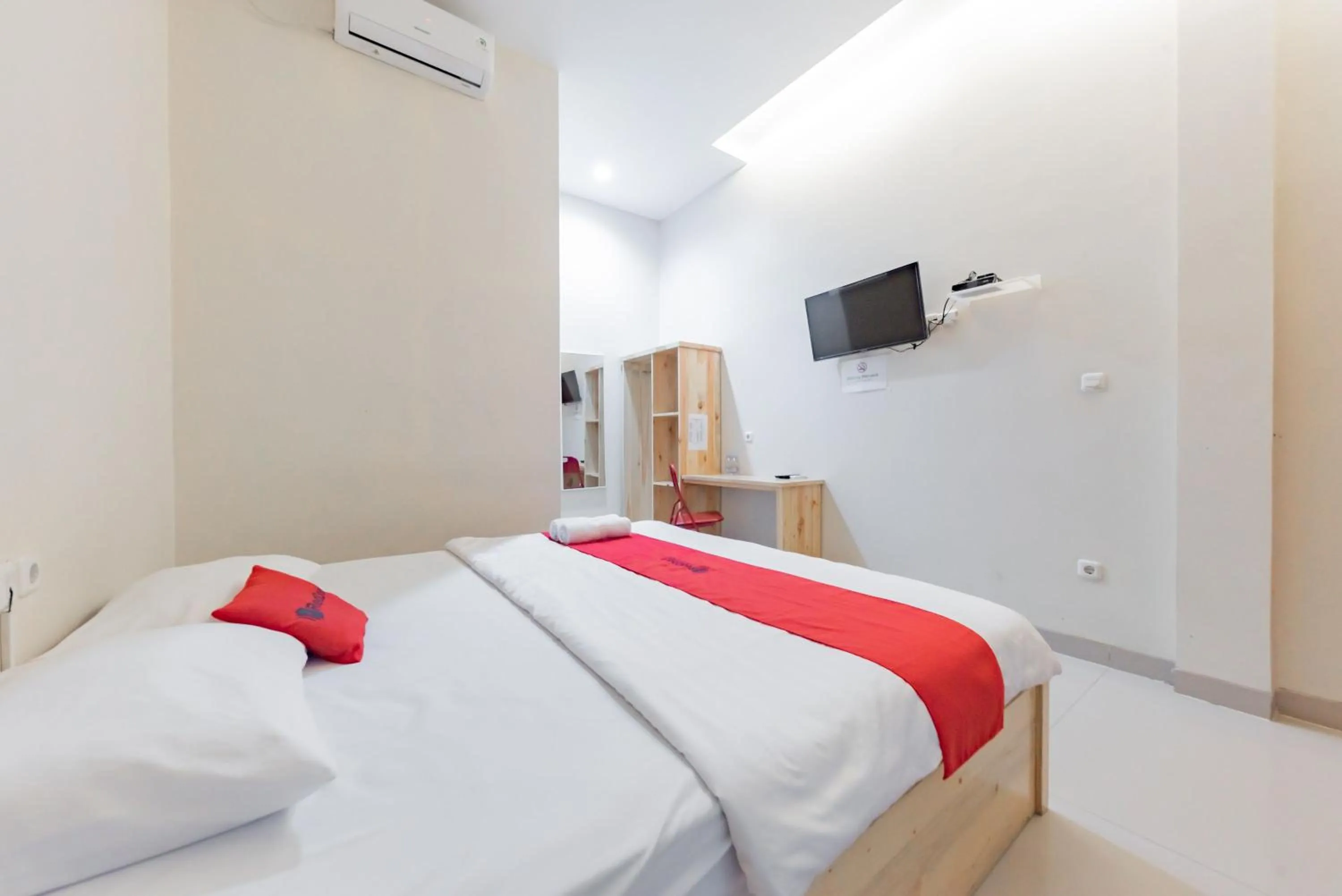 Bedroom, Bed in RedDoorz Syariah near DPRD Kabupaten Subang