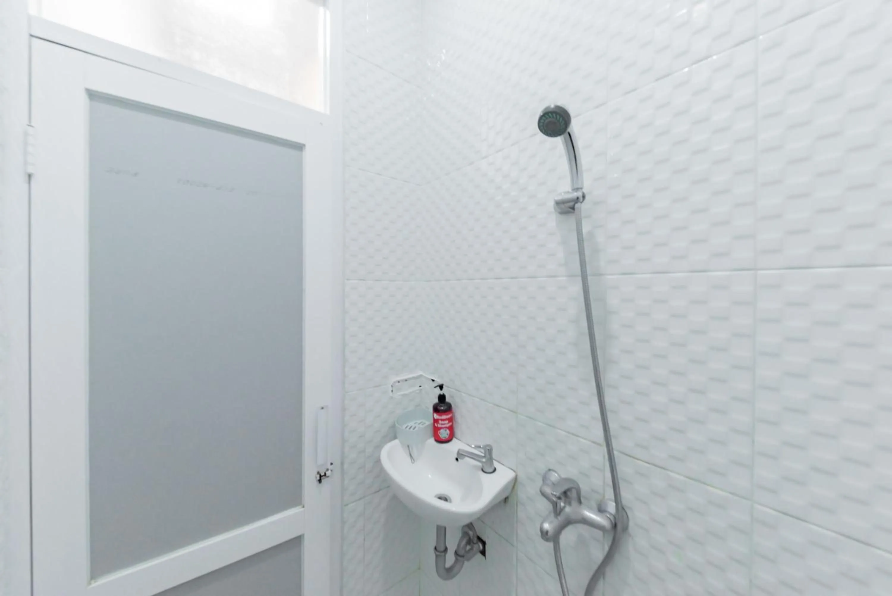 Bathroom in RedDoorz Syariah near DPRD Kabupaten Subang