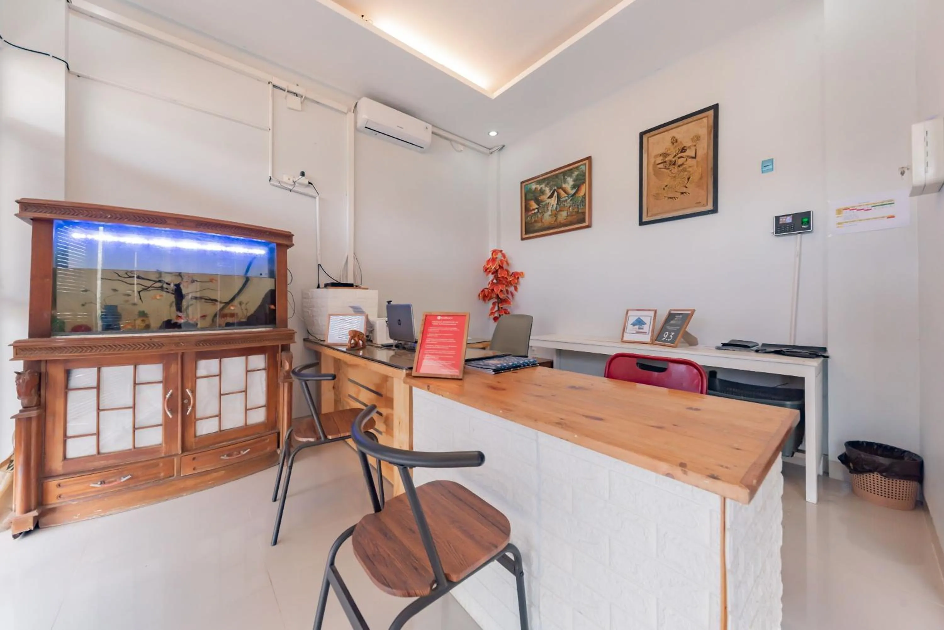 Lobby or reception in RedDoorz Syariah near DPRD Kabupaten Subang