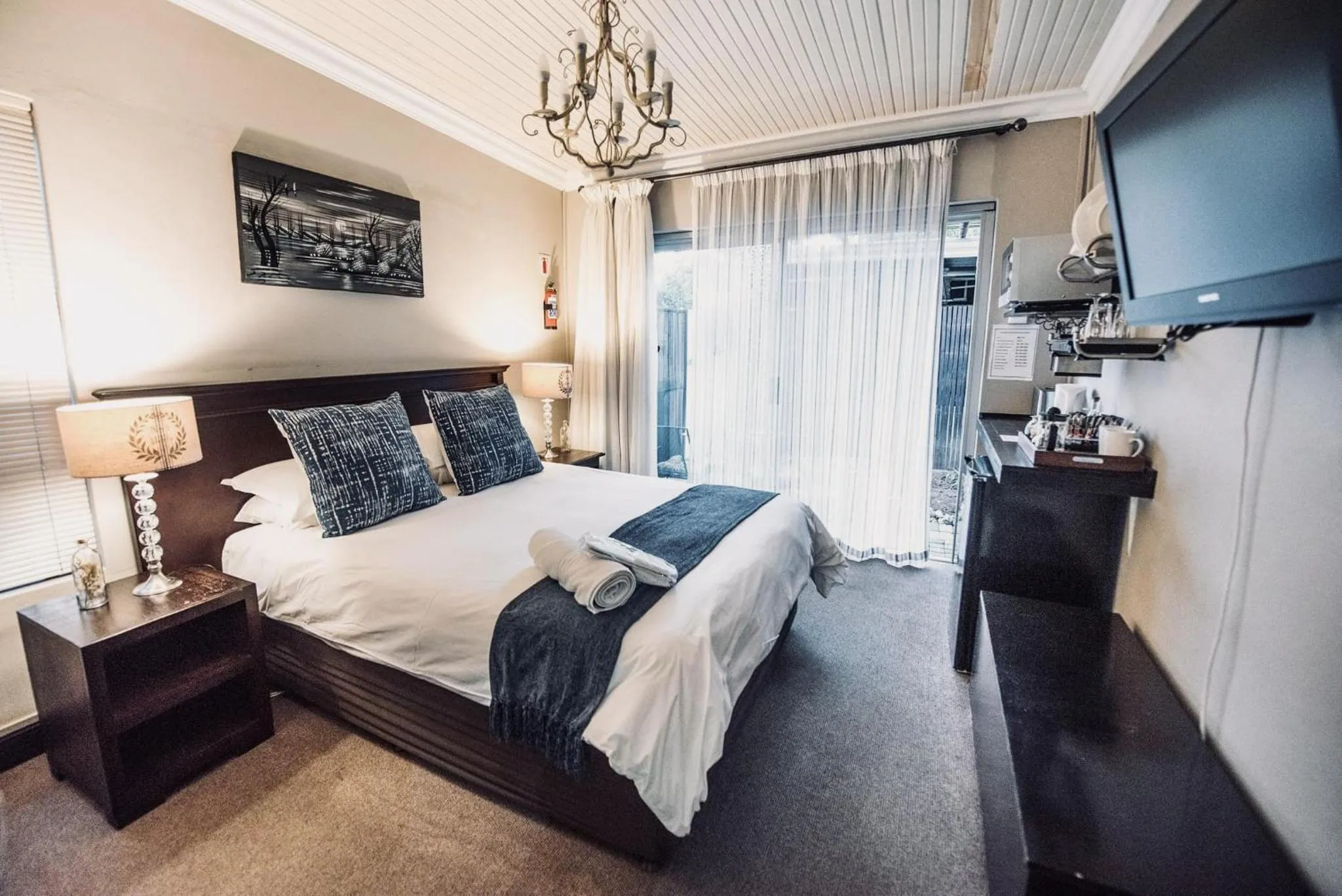 Photo of the whole room, Bed in Cottonwood Guesthouse Oasis