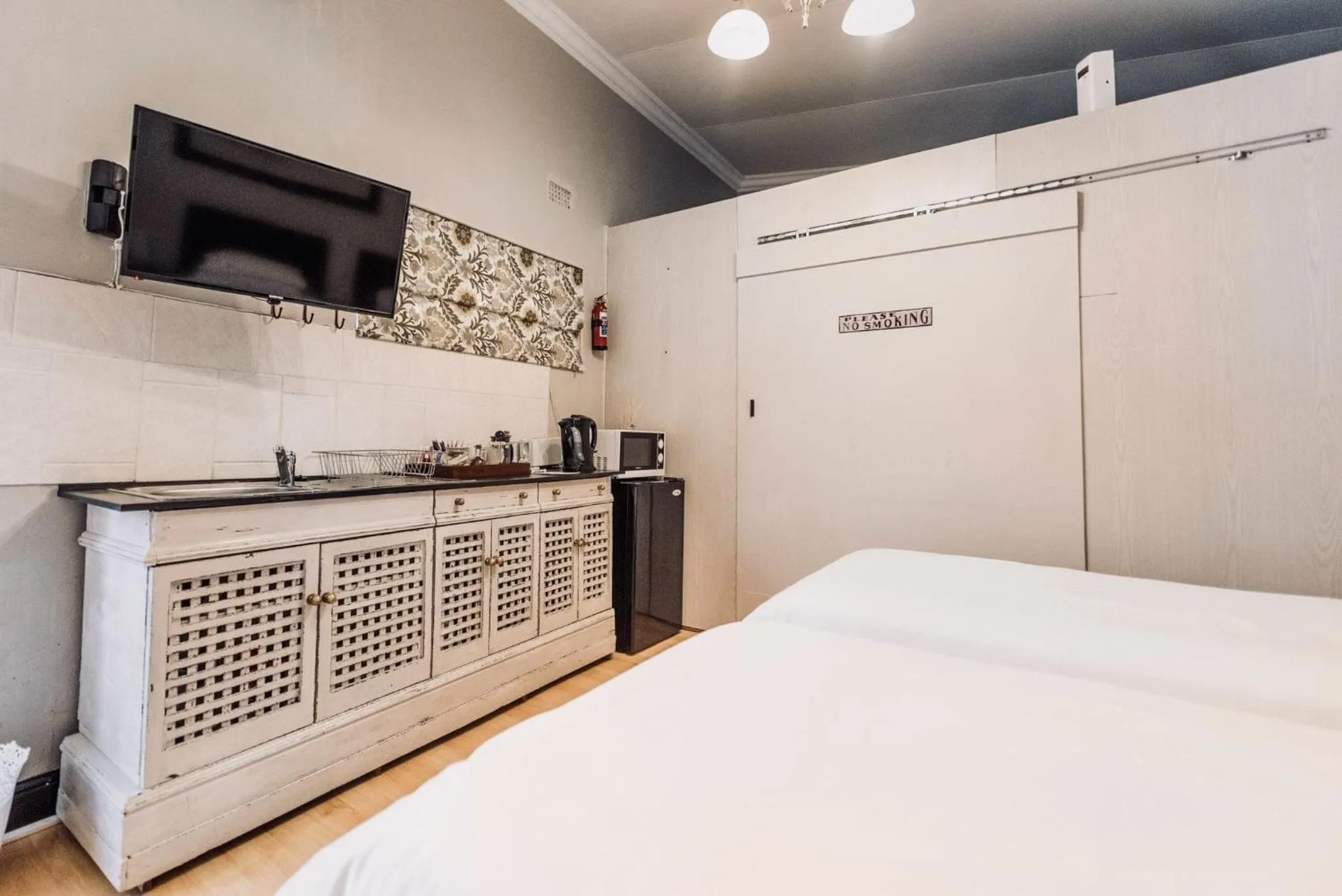 TV and multimedia, Bed in Cottonwood Guesthouse Oasis