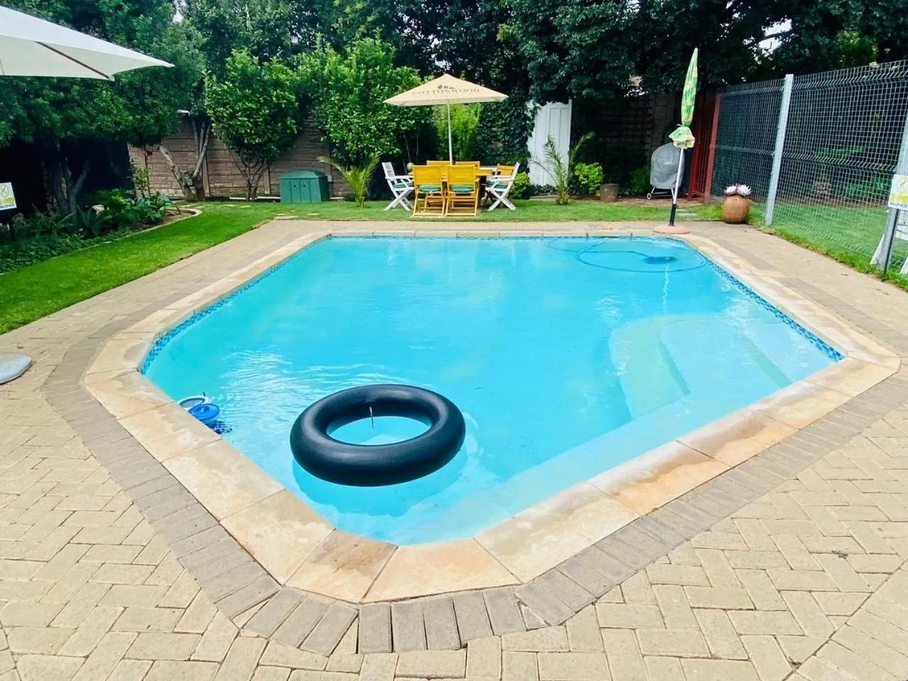 Swimming pool in Cottonwood Guesthouse Oasis