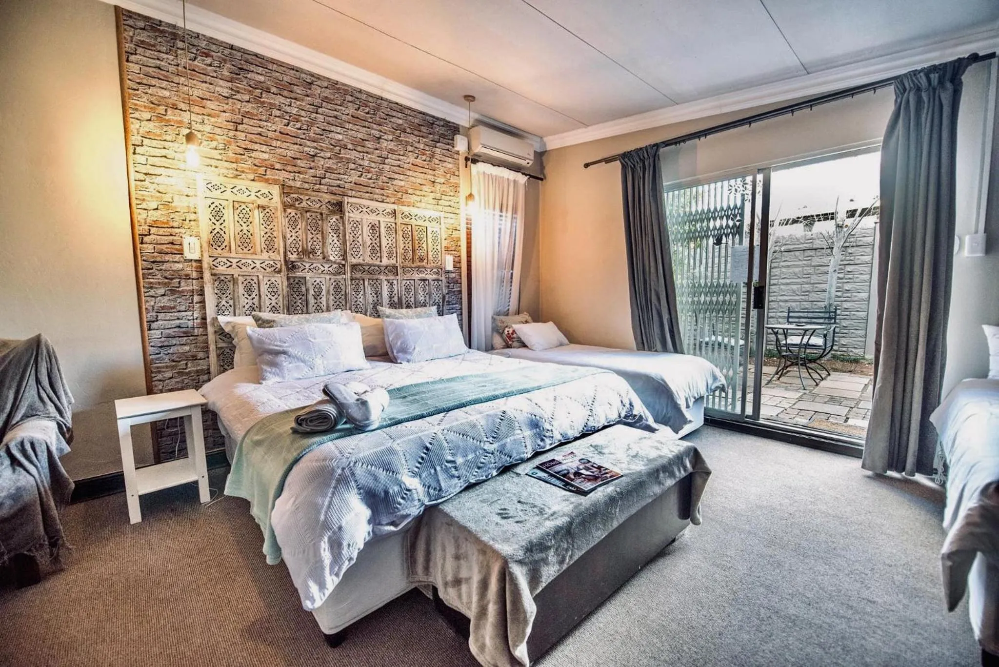 Photo of the whole room, Bed in Cottonwood Guesthouse Oasis