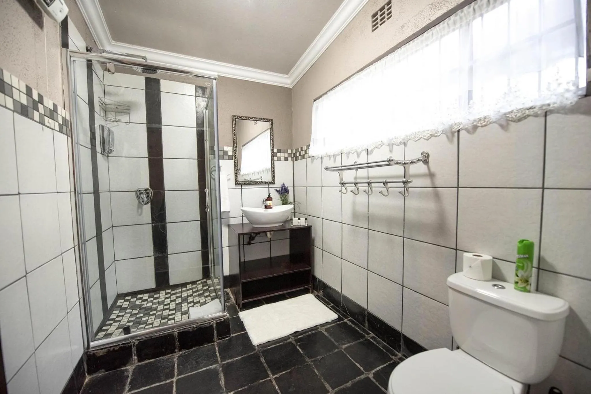 Bathroom in Cottonwood Guesthouse Oasis