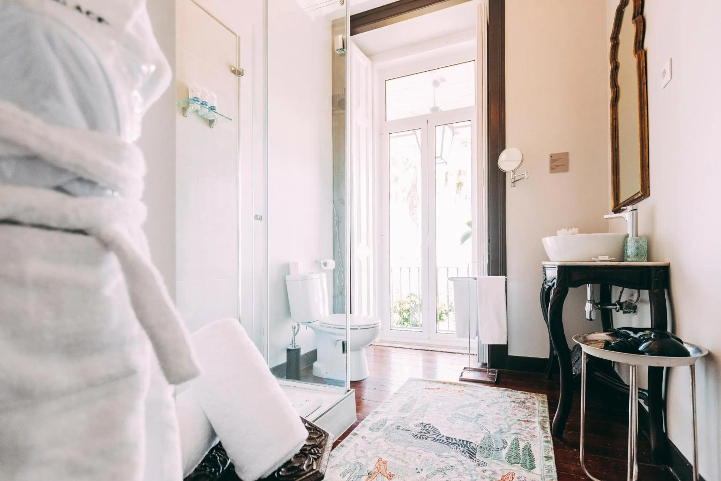 Bathroom, Bed in Torel Palace Lisbon