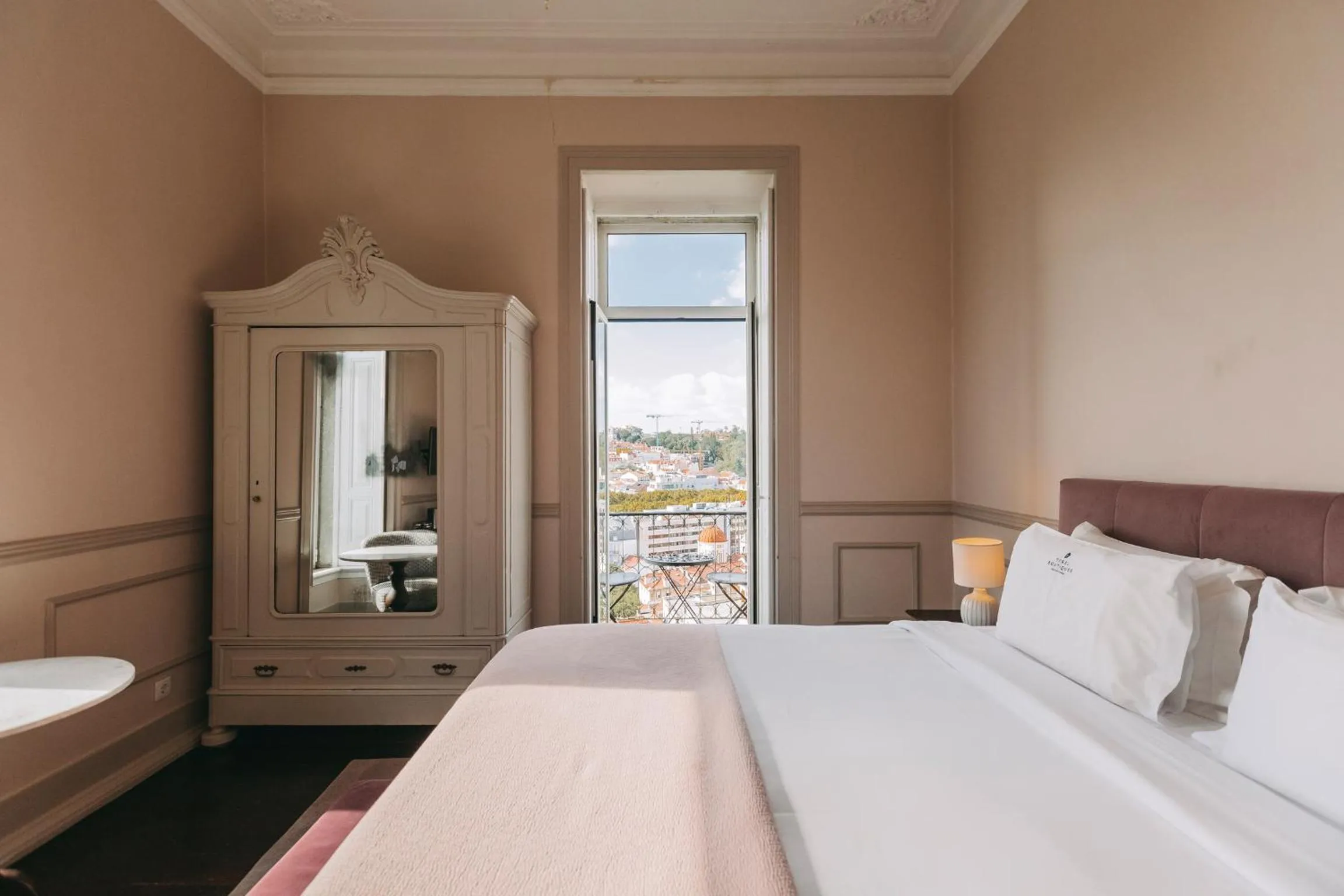 Bedroom, Bed in Torel Palace Lisbon