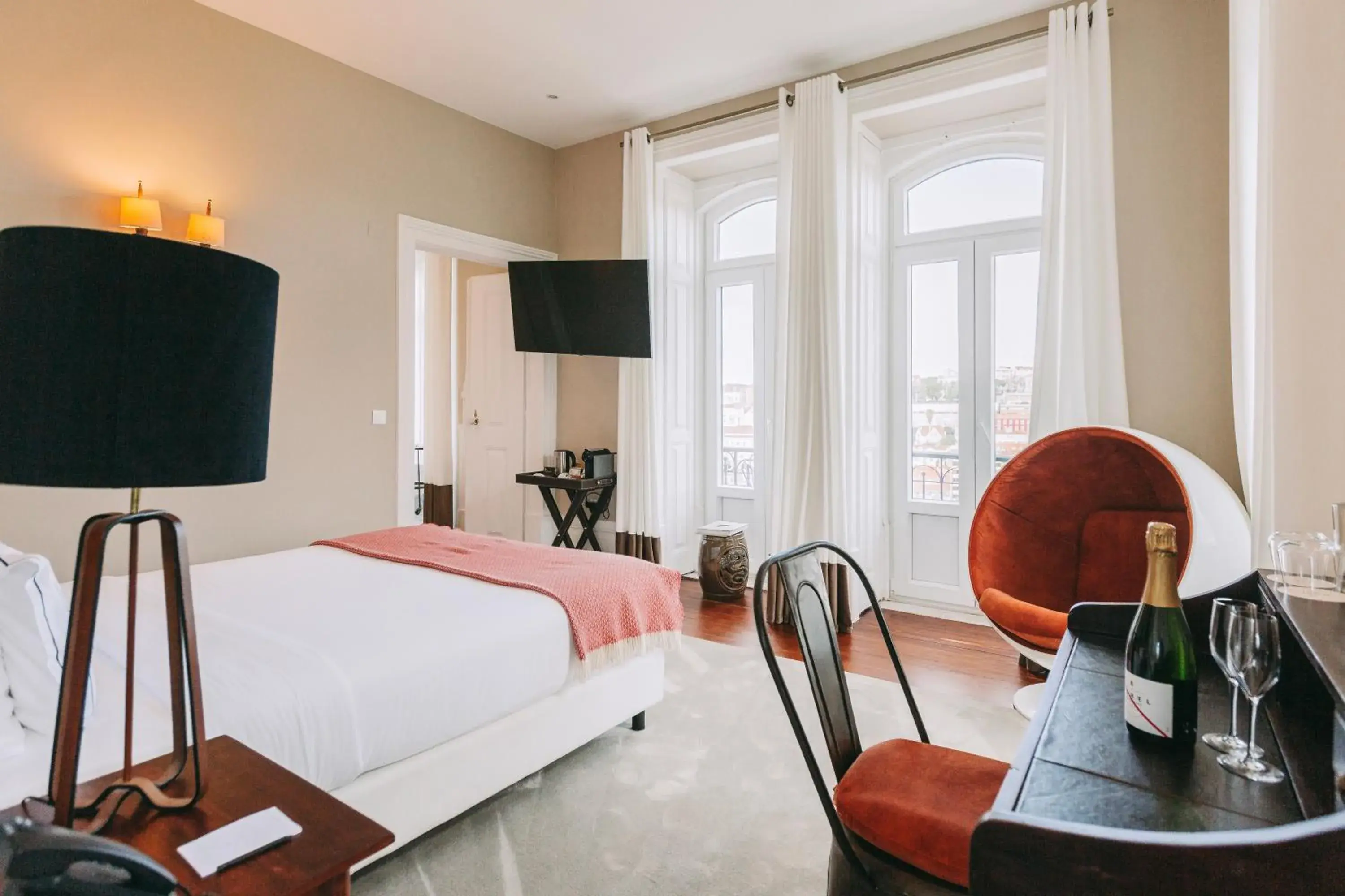 Photo of the whole room, Bed in Torel Palace Lisbon Photo of the whole room, Bed in Torel Palace Lisbon