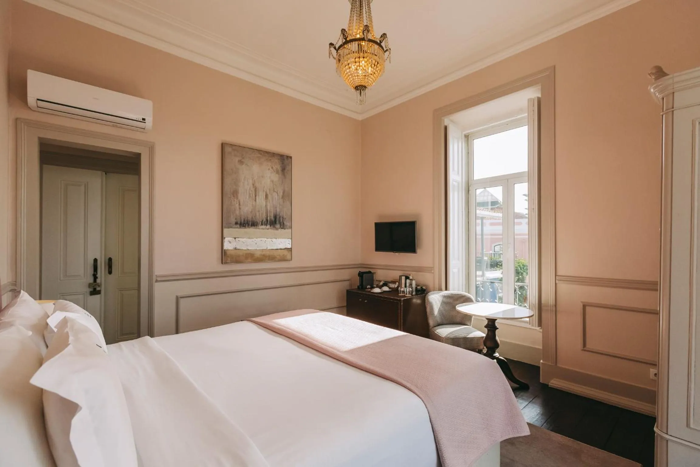 Bedroom, Bed in Torel Palace Lisbon