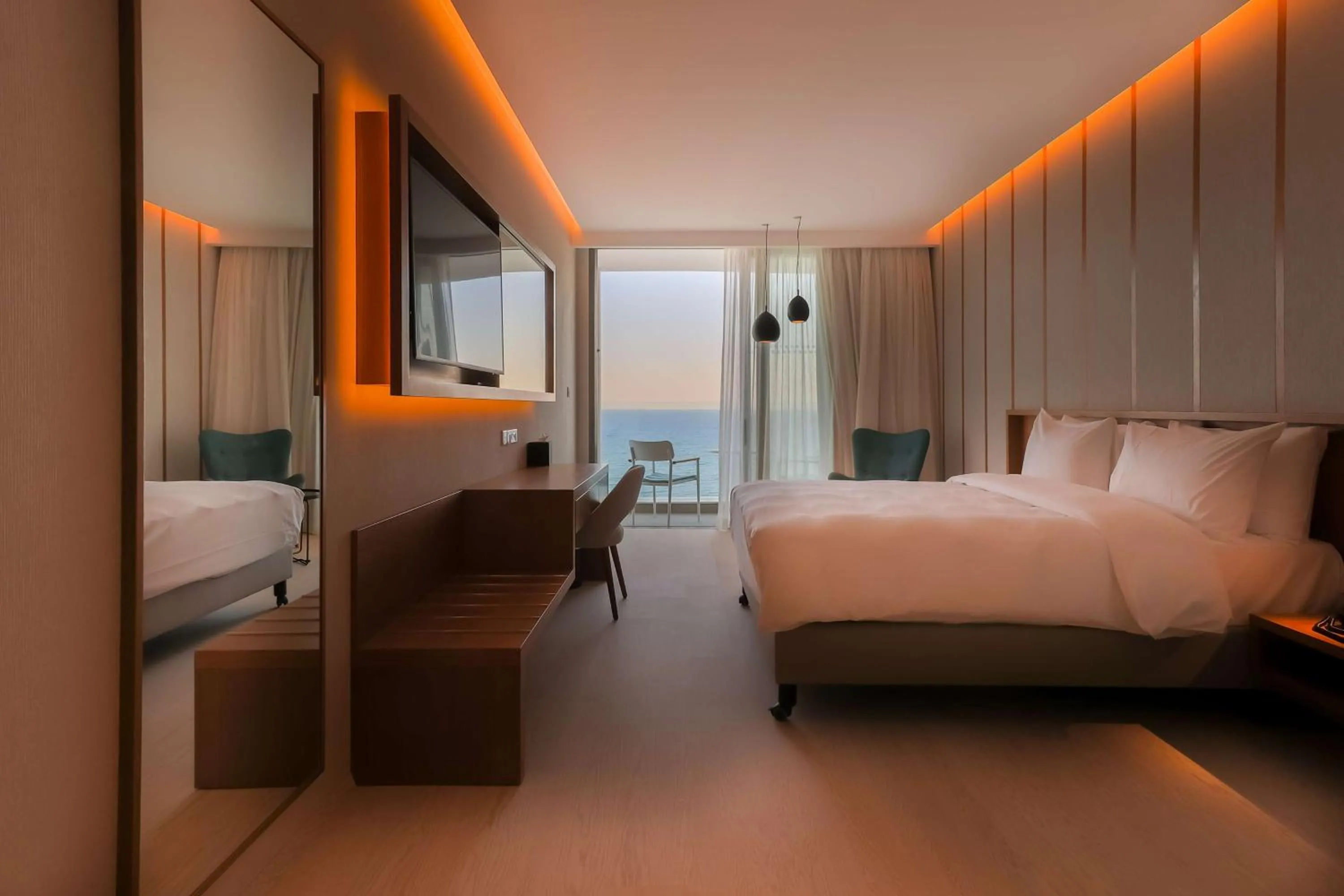 Bedroom, Bed in Radisson Beach Resort Larnaca