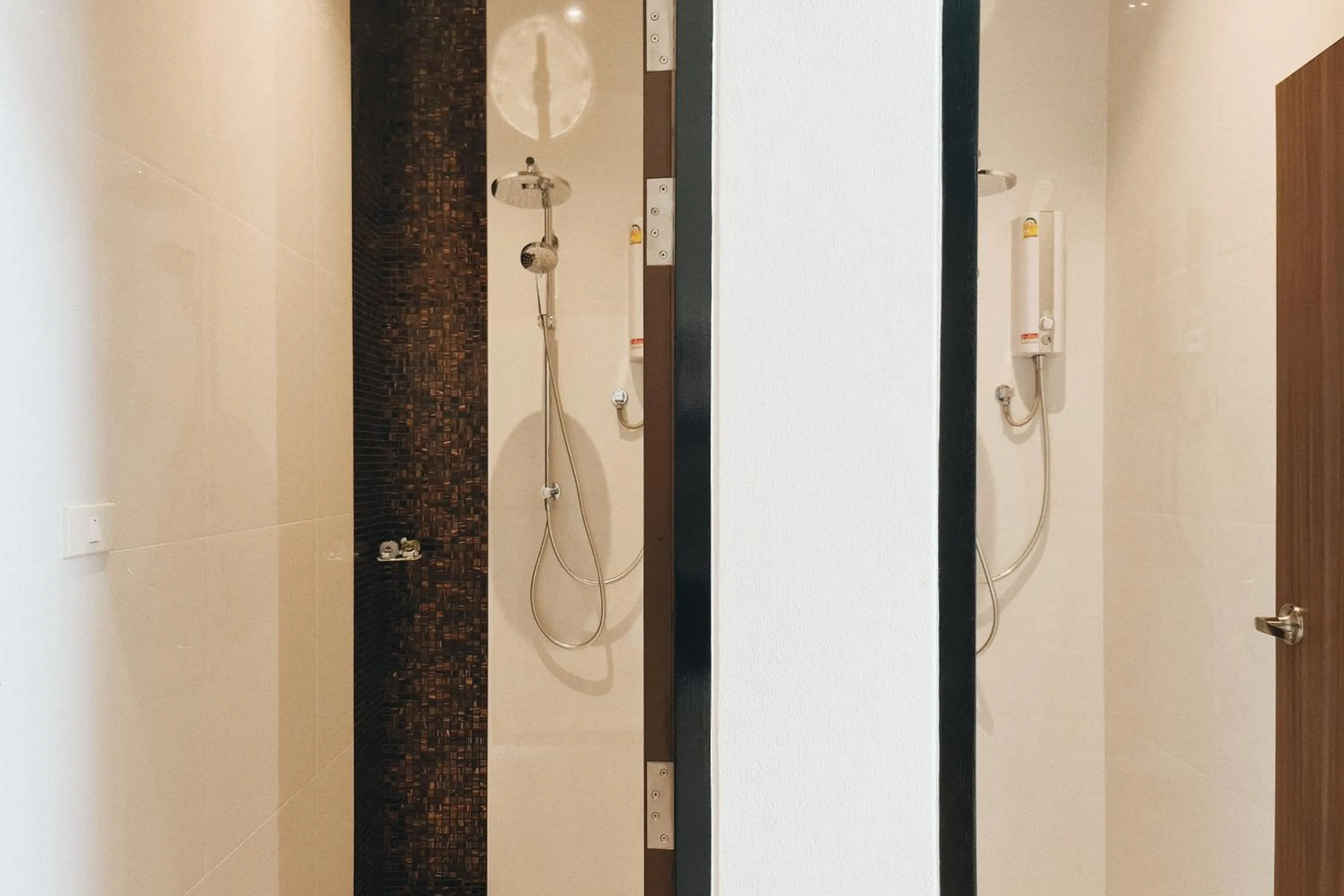 Bathroom in Play Poshtel & Cafe'