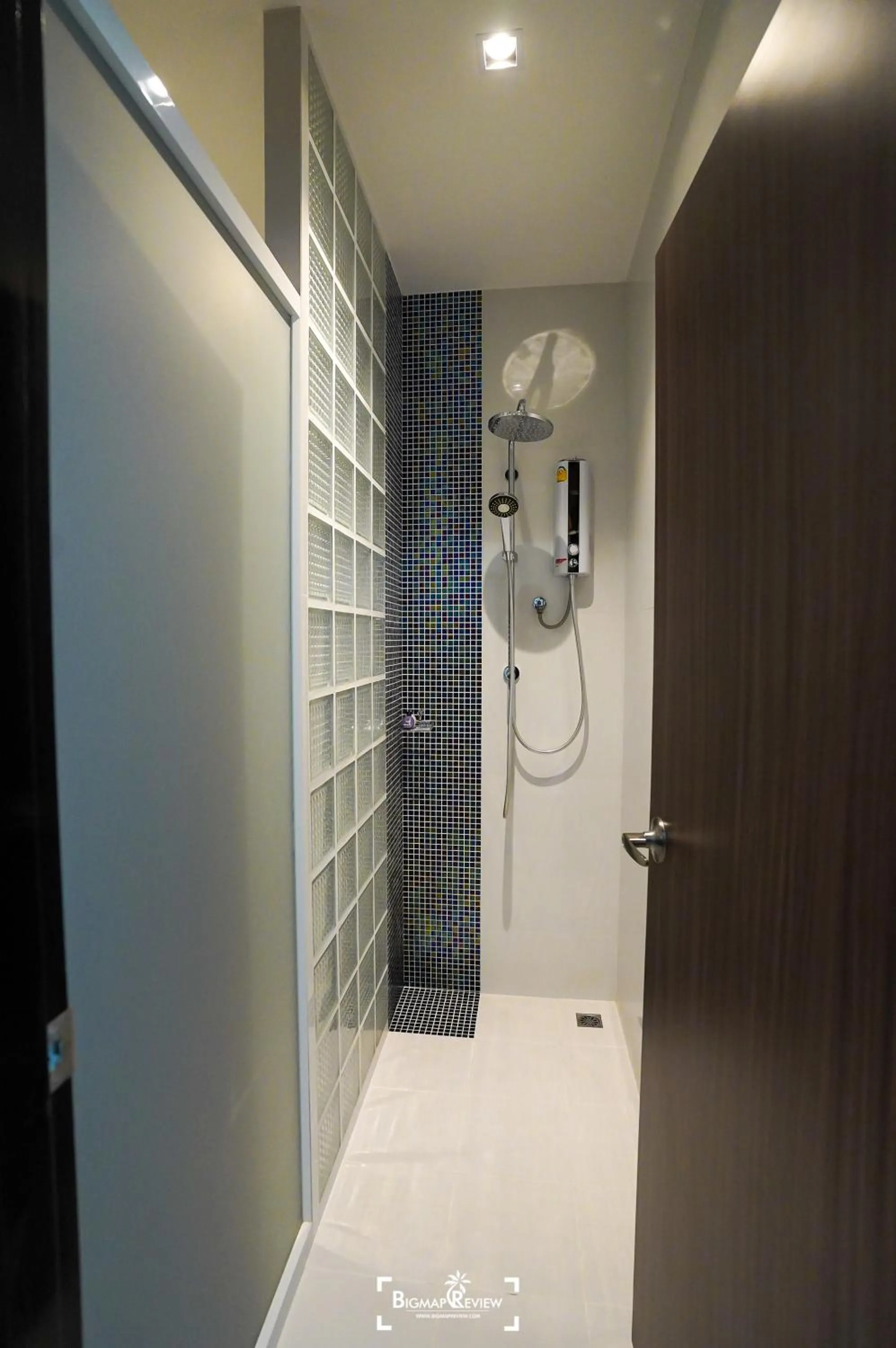 Shower in Play Poshtel & Cafe'