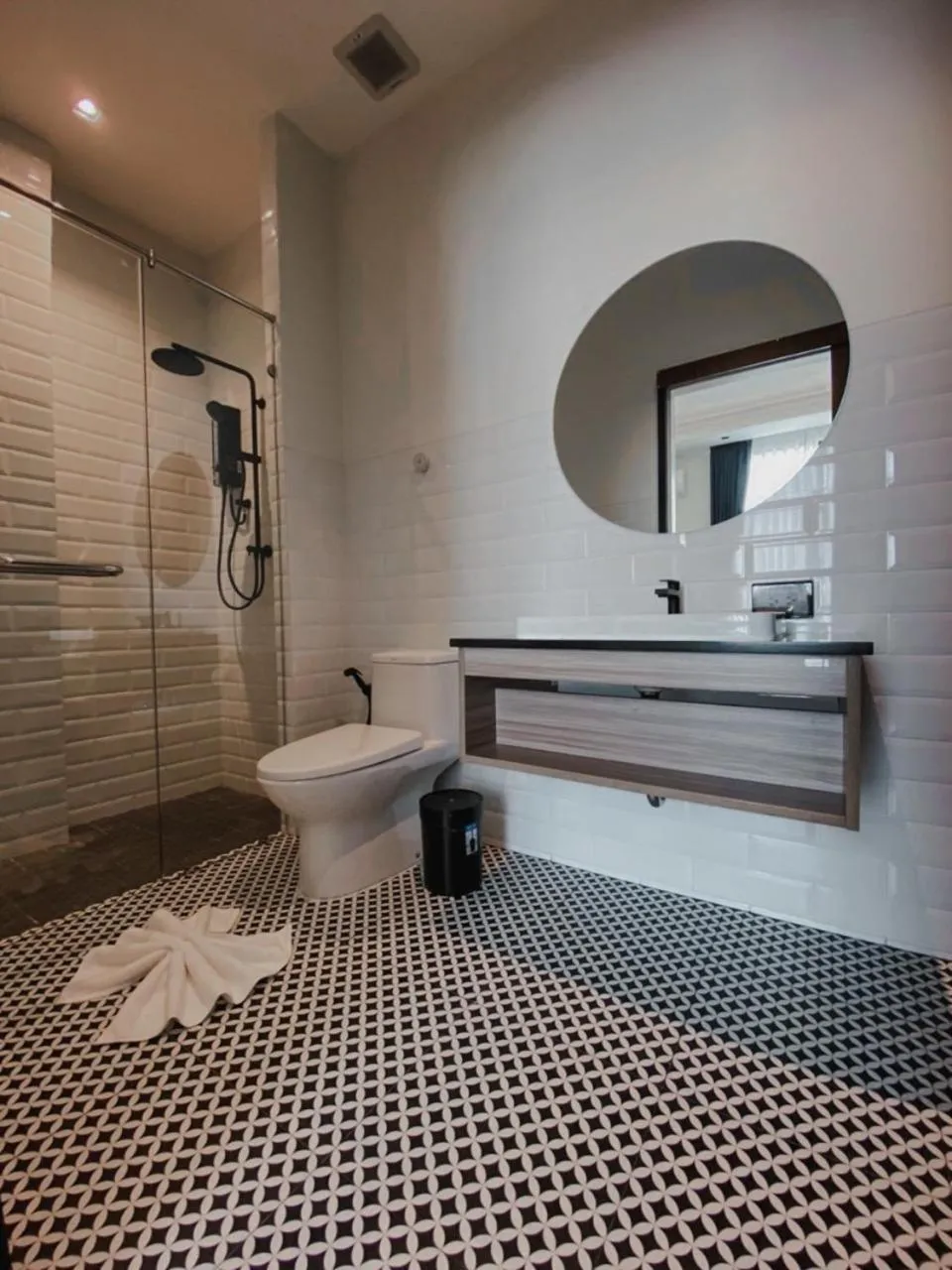 Bathroom in Play Poshtel & Cafe'