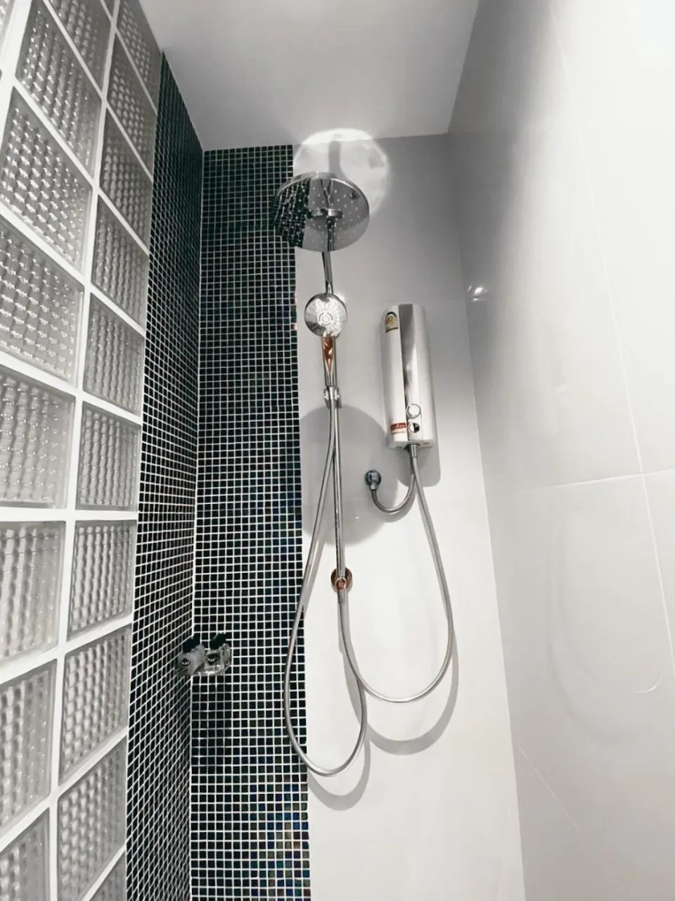 Bathroom in Play Poshtel & Cafe'