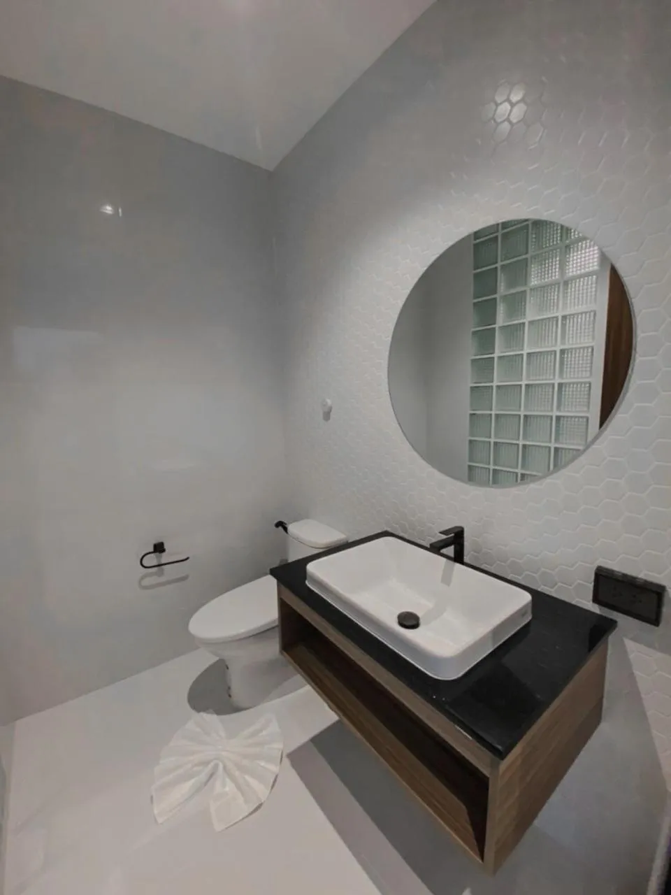 Bathroom in Play Poshtel & Cafe'