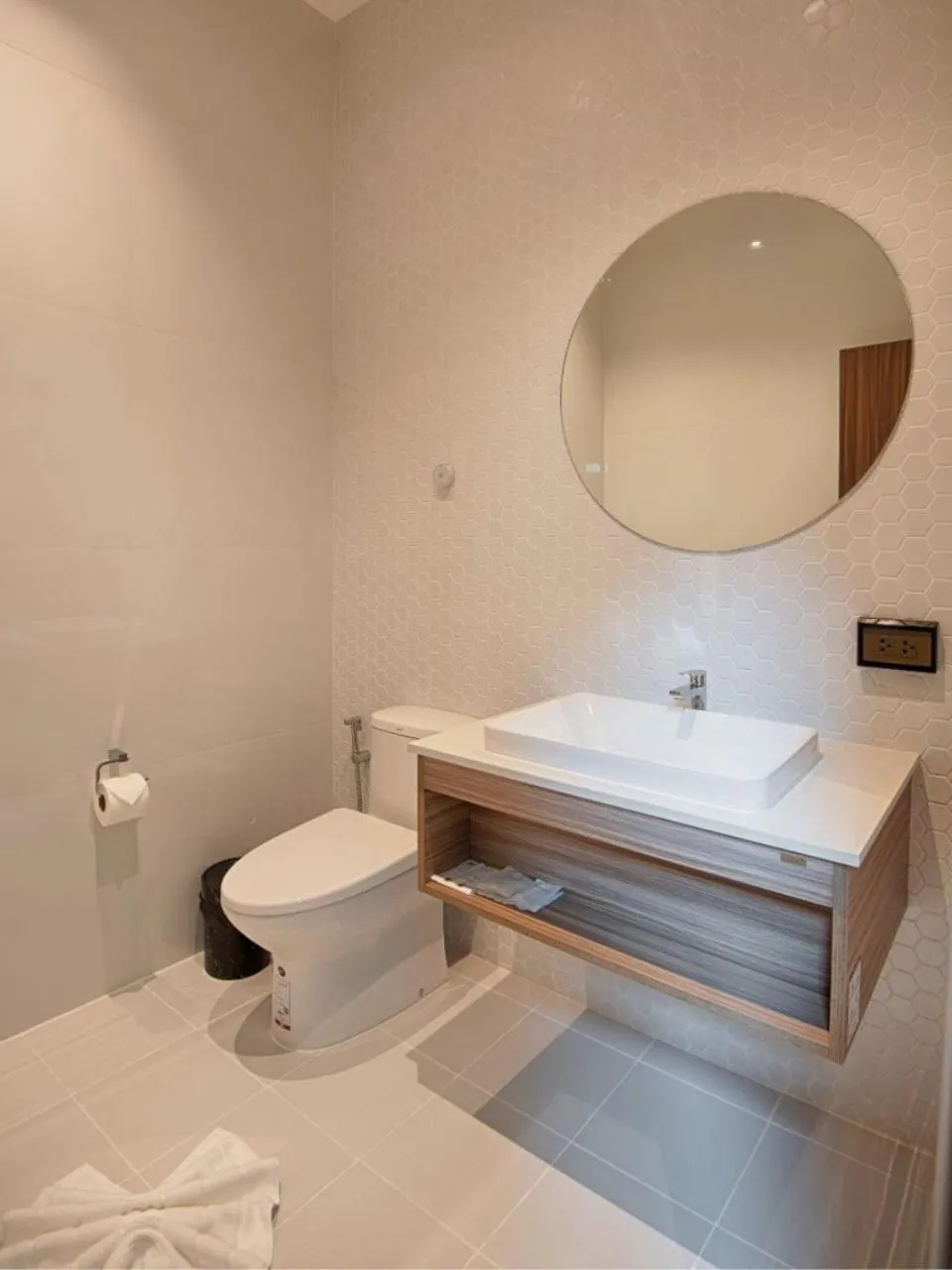 Bathroom in Play Poshtel & Cafe'