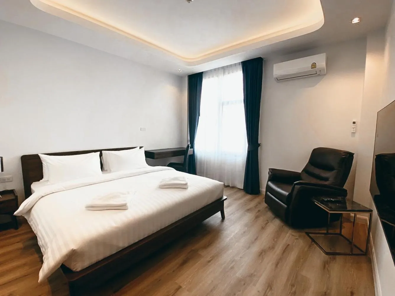 Photo of the whole room, Bed in Play Poshtel & Cafe'