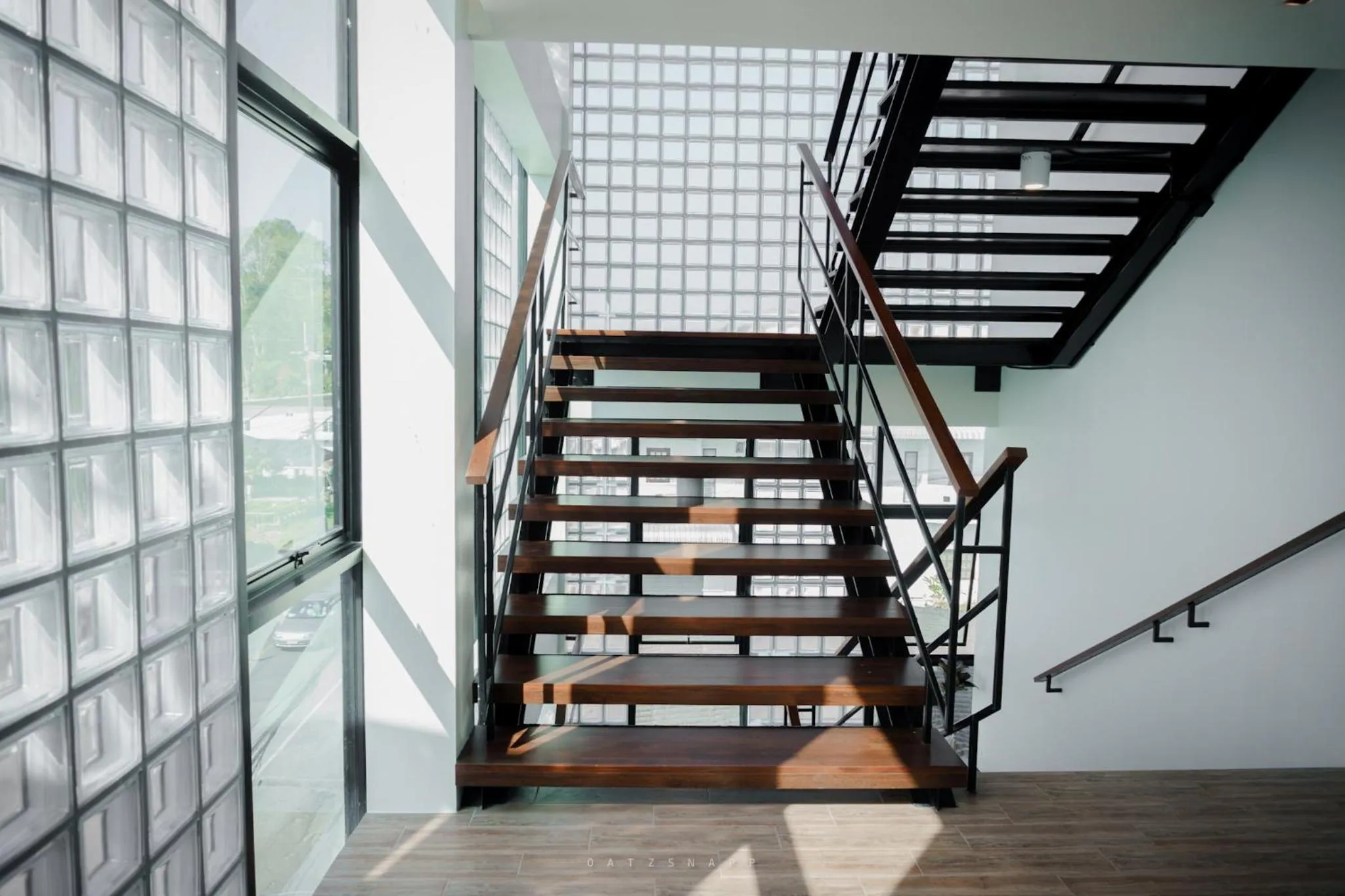 Area and facilities in Play Poshtel & Cafe'