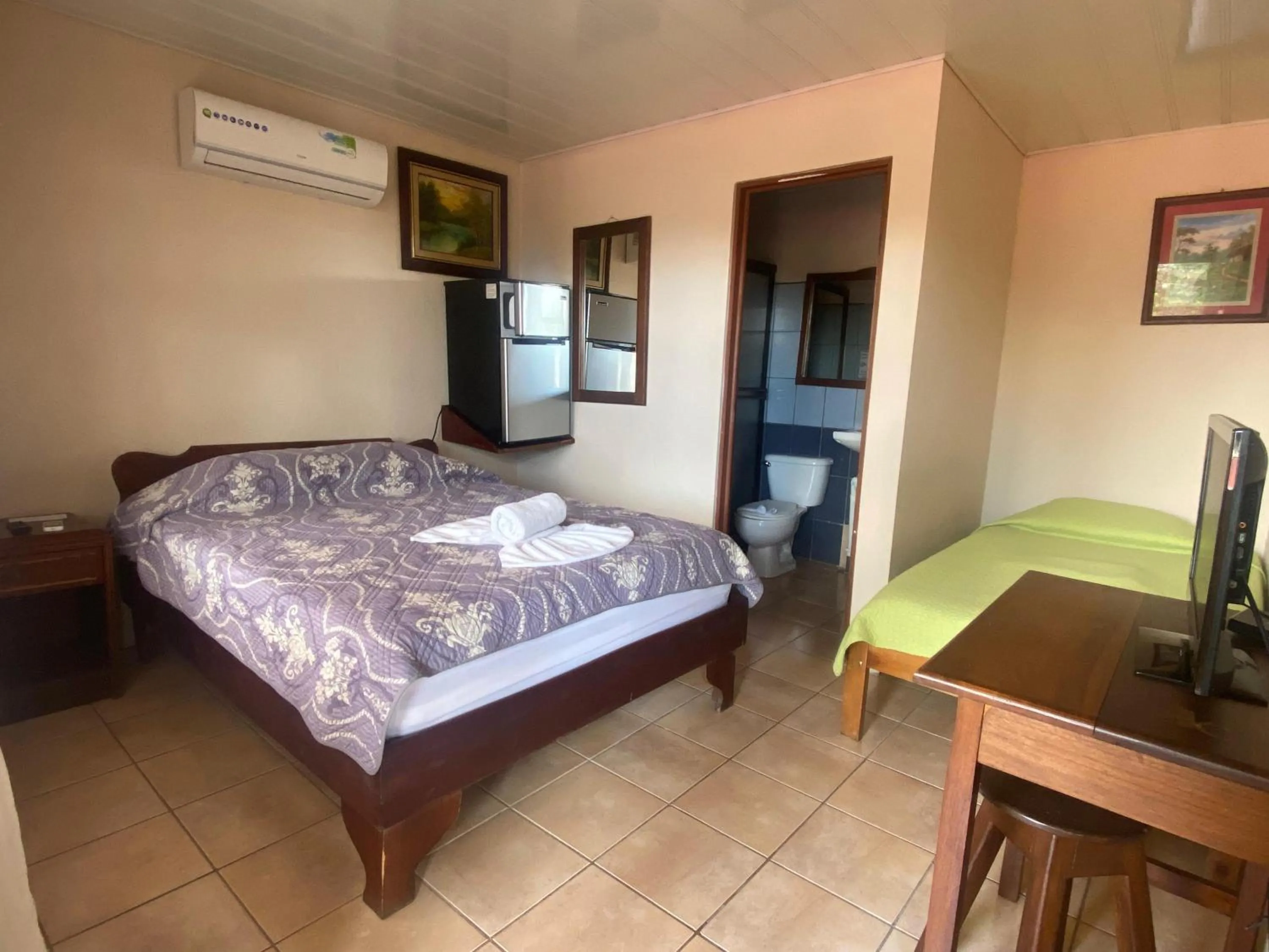 Shower, Bed in Hotel La Choza Inn