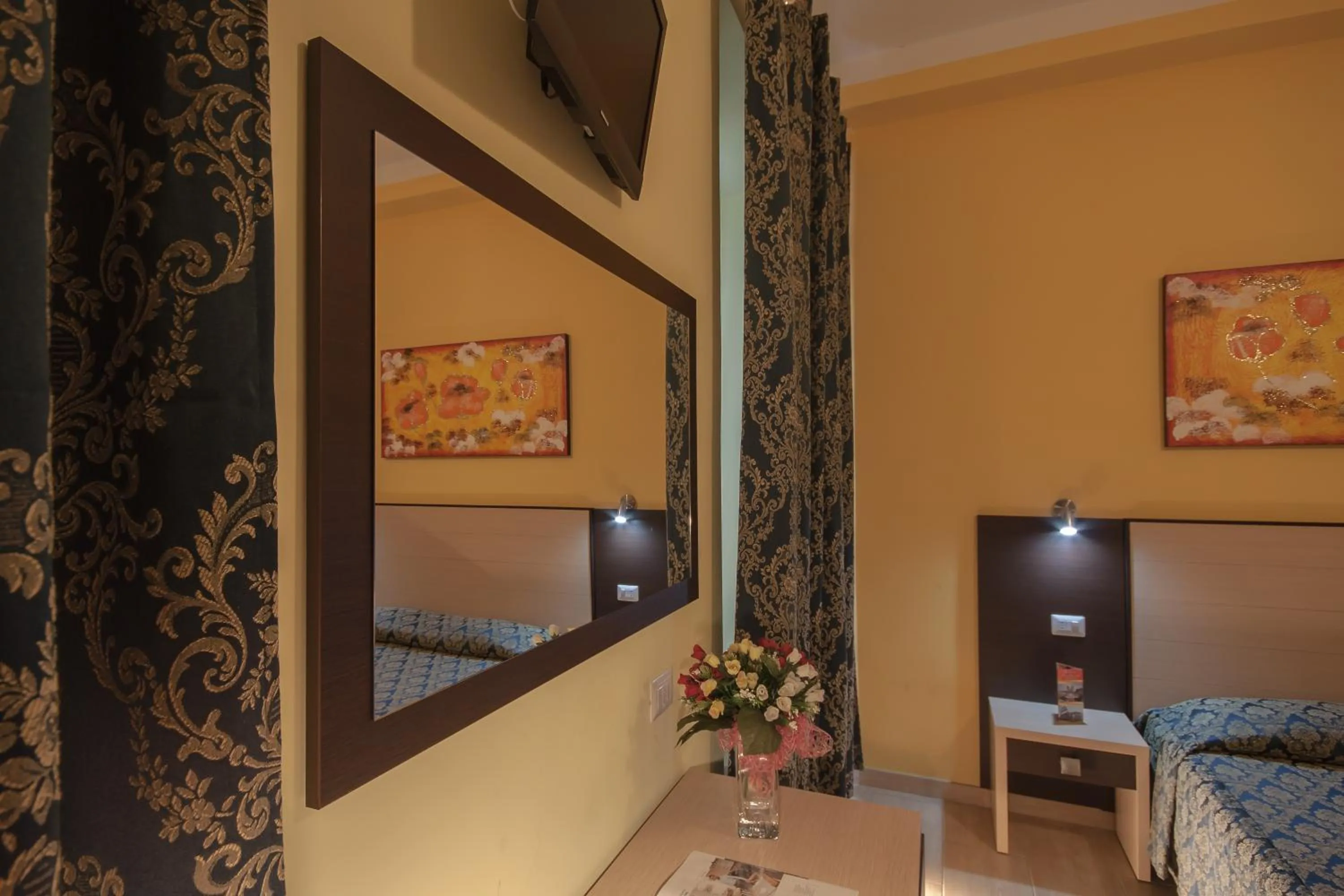 Photo of the whole room, Bed in Alex Place