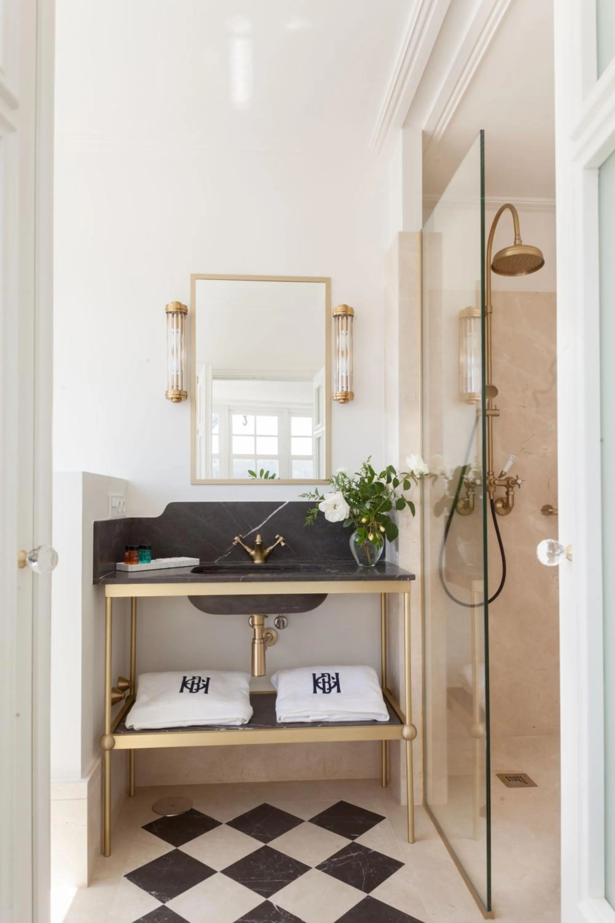 Bathroom, Bed in Gran hotel Brillante