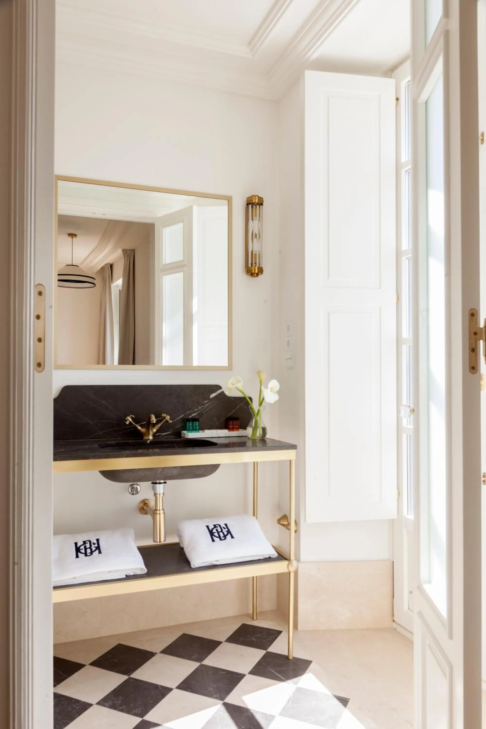 Bathroom, Bed in Gran hotel Brillante