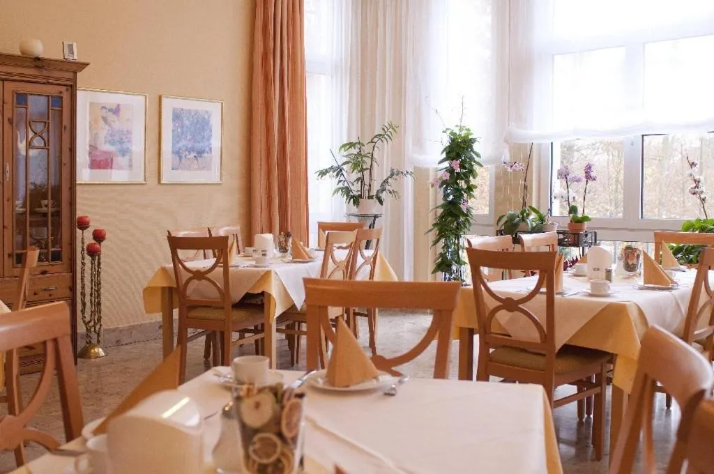 Restaurant/places to eat in Hotel Haus am Park
