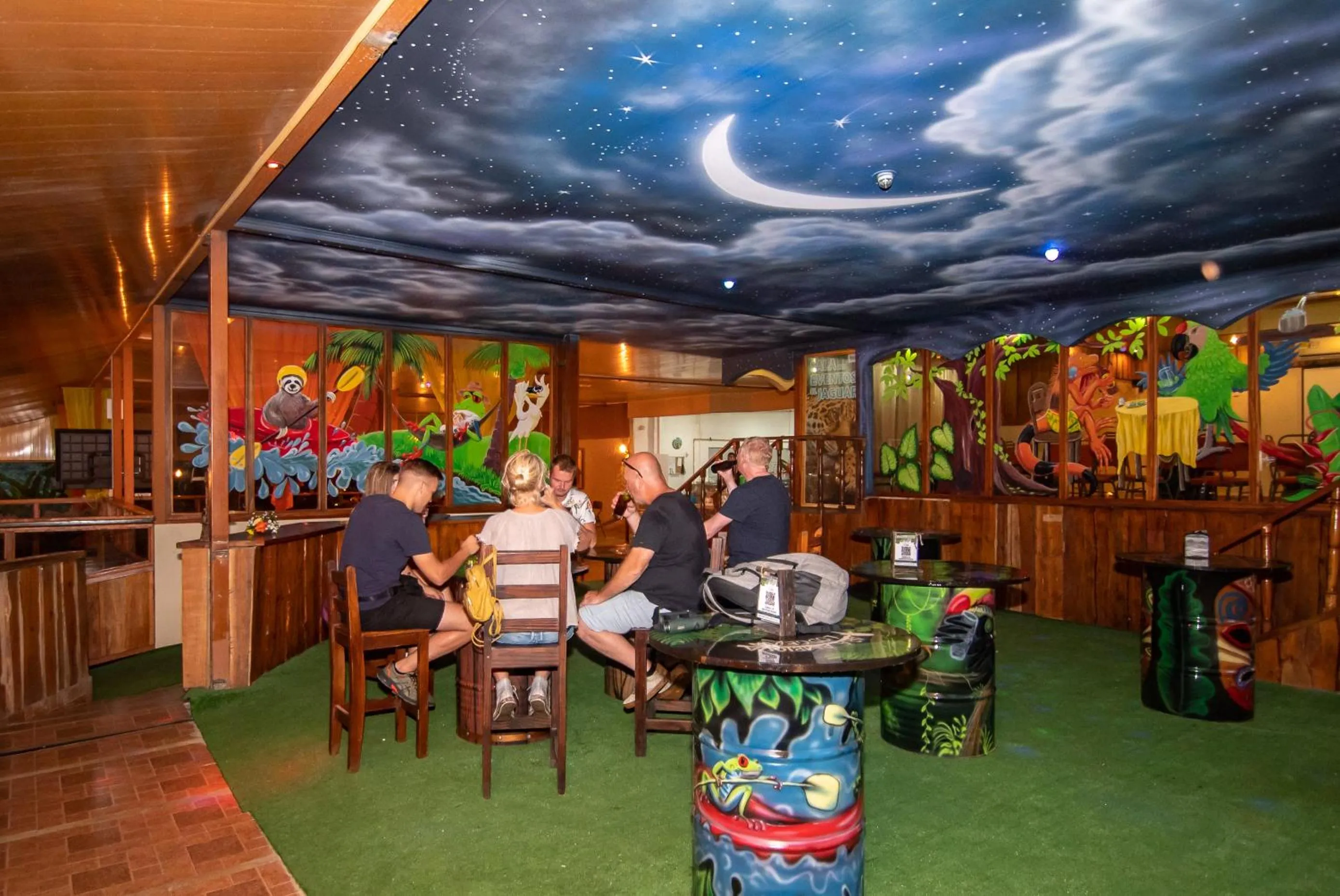 Lounge or bar in Ara Ambigua Lodge