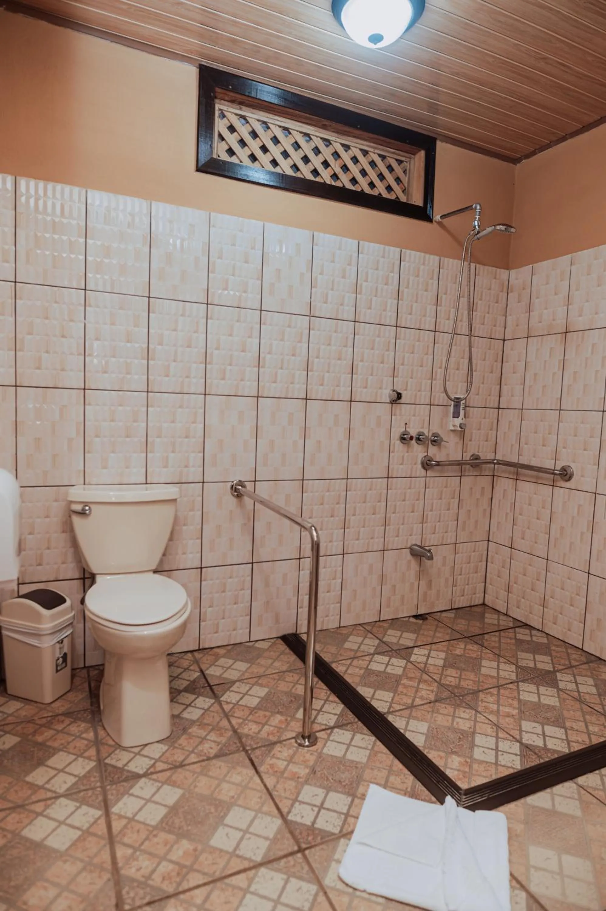 Shower in Ara Ambigua Lodge