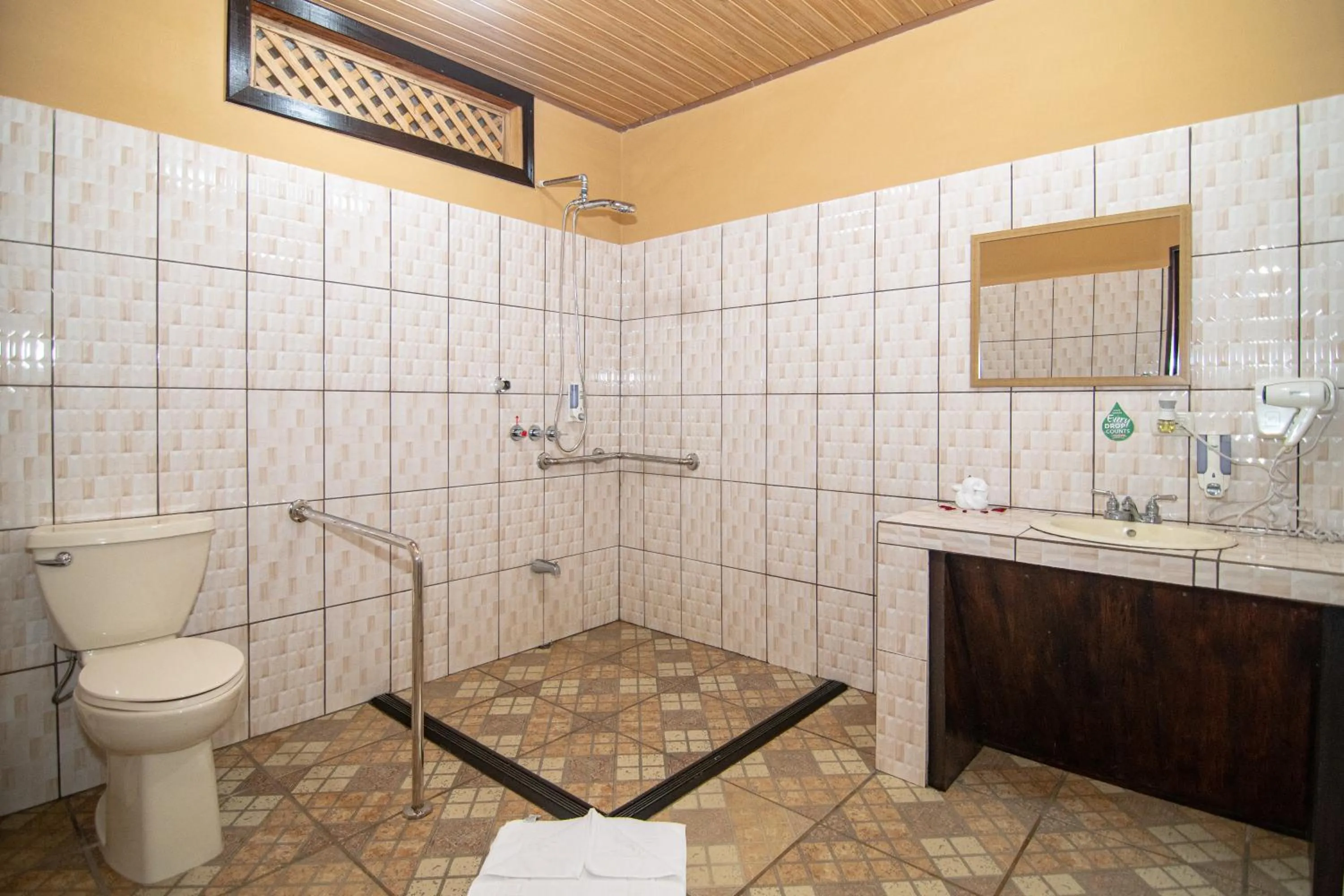 Public Bath in Ara Ambigua Lodge