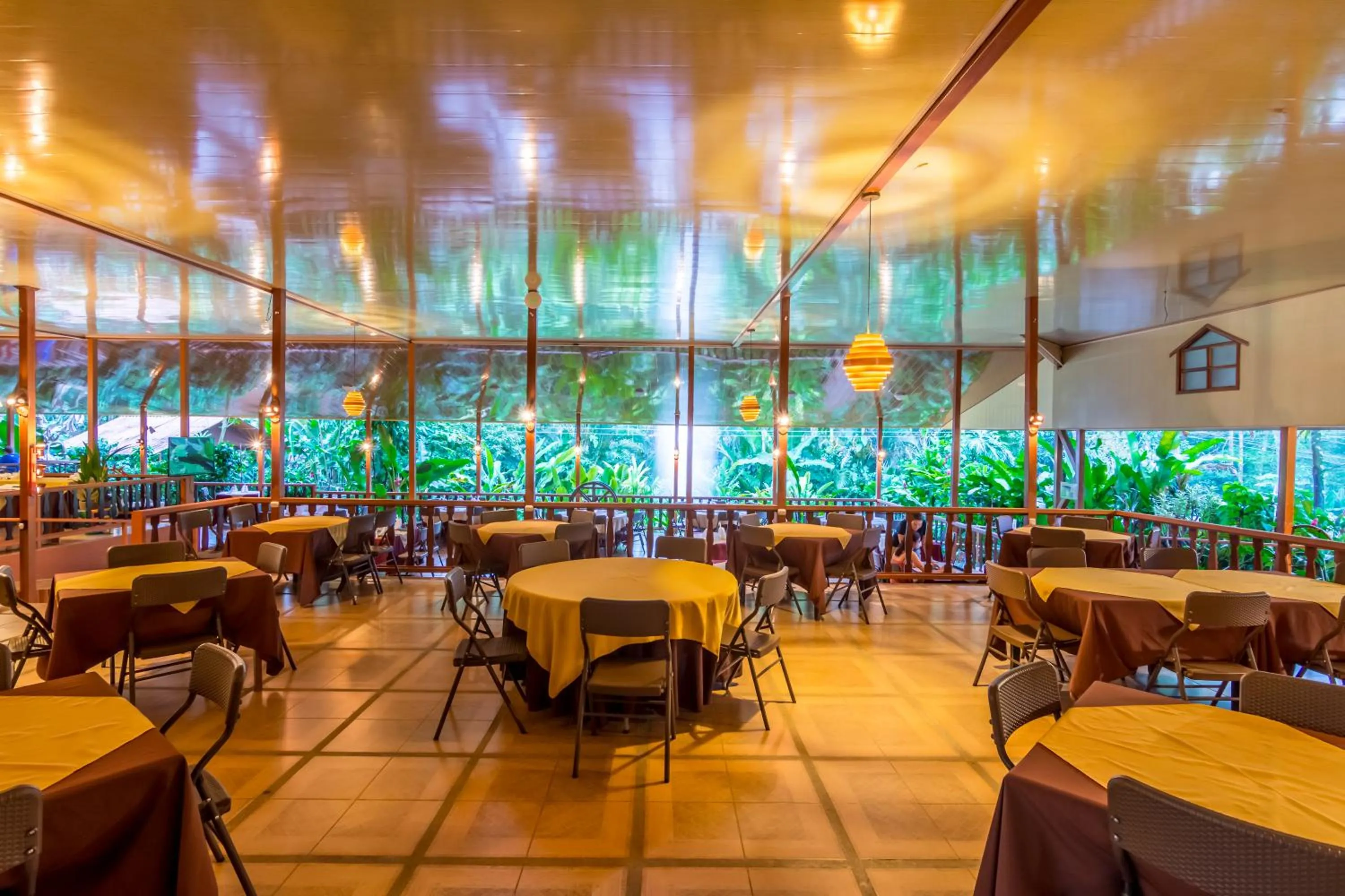 Restaurant/places to eat in Ara Ambigua Lodge