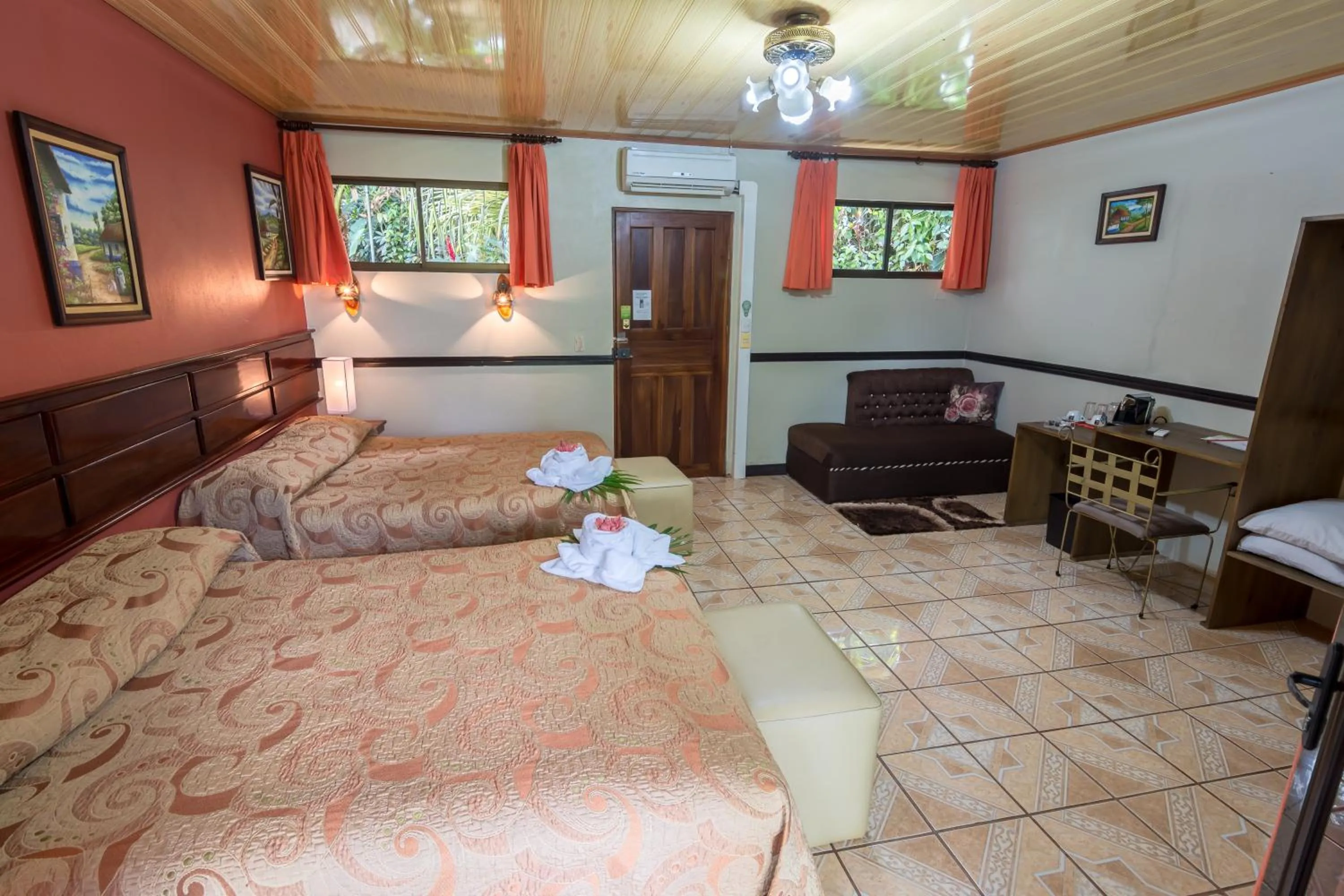 Bed in Ara Ambigua Lodge
