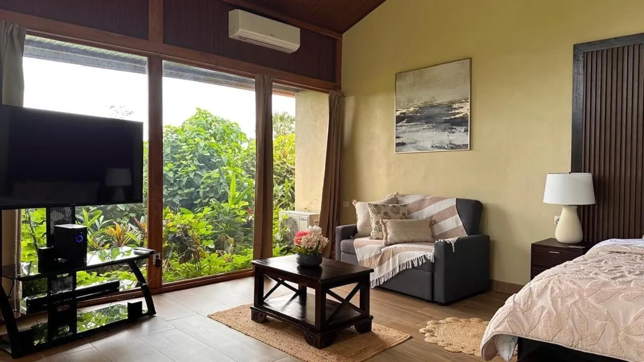 Garden view, Bed in Ara Ambigua Lodge