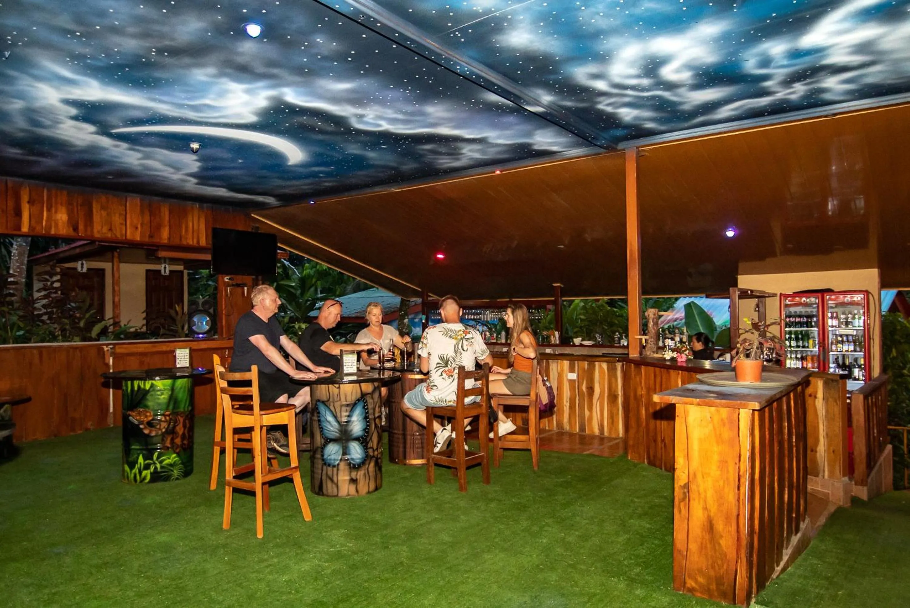 Lounge or bar in Ara Ambigua Lodge