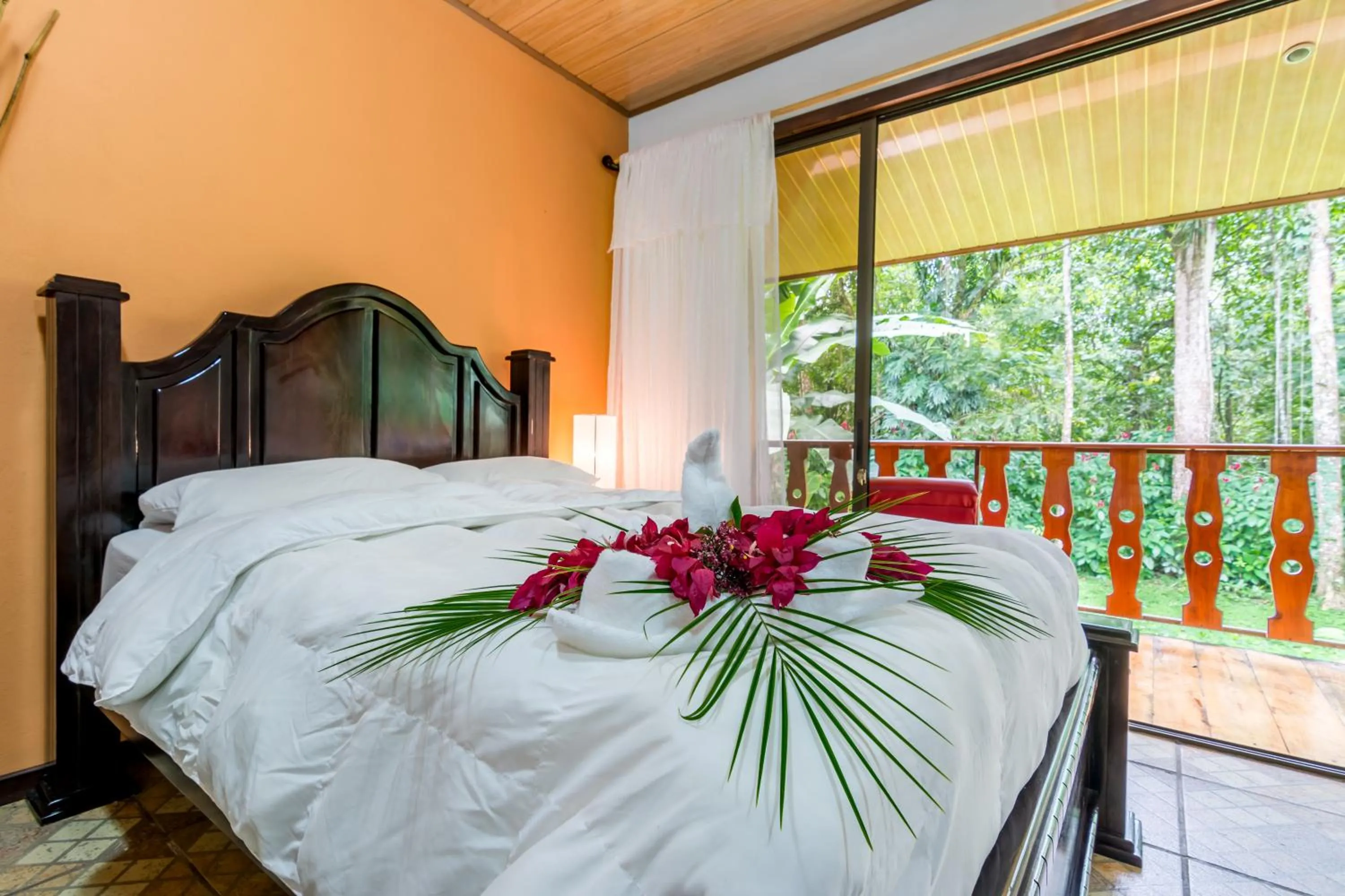 Bed in Ara Ambigua Lodge